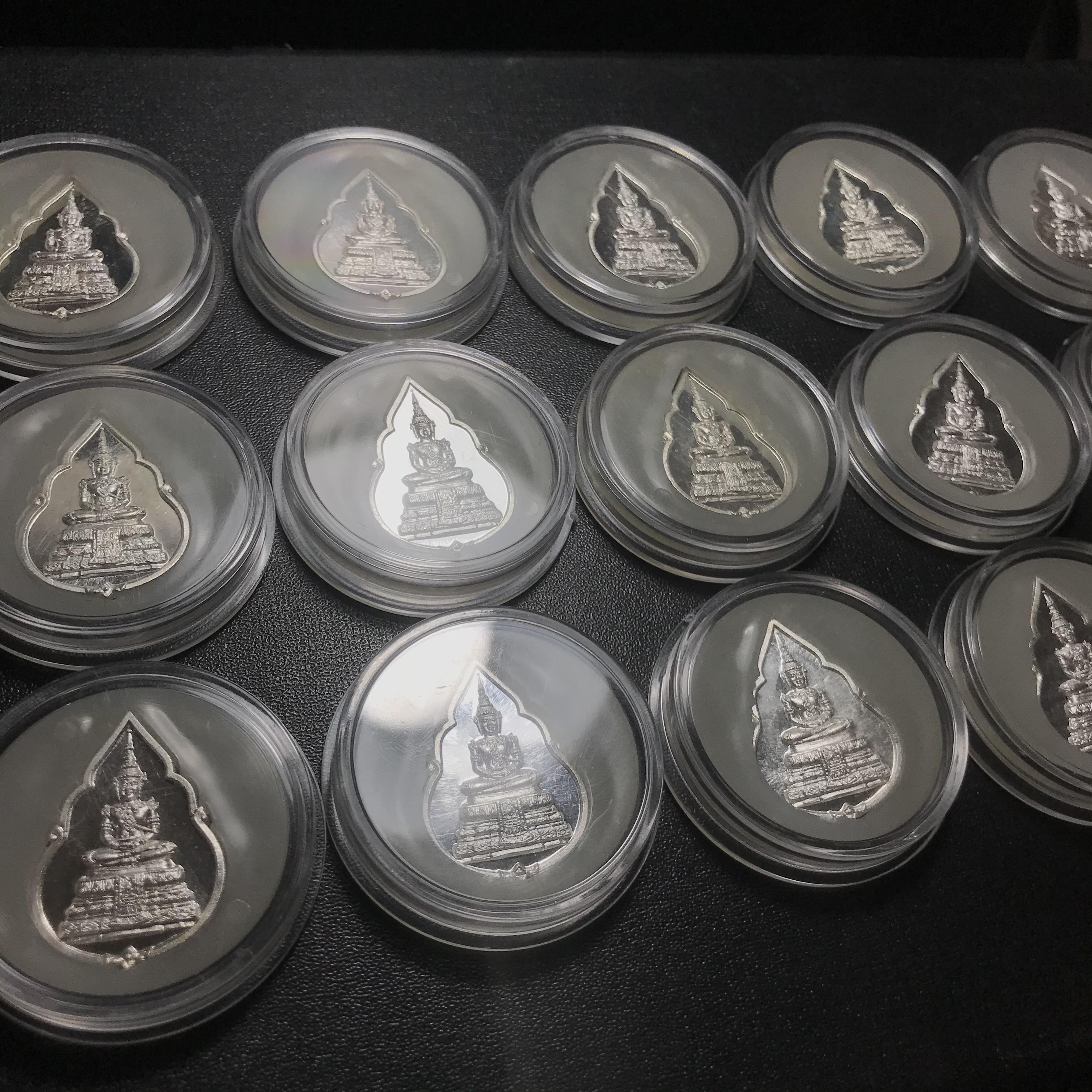 เหรียญพระแก้วมรกต ที่ระลึกในการหล่อเททองหล่อพระแก้วมรกต ครบรอบ 64 ปี กรมสรรพสามิต 2539 และในวโรกาสที่พระบาทสมเด็จพระเจ้าอยู่หัวทรงครองราชย์ครบ 50 ปี เมื่อ พ.ศ.2539 เนื้อเงินขัดเงา ทรงหยดน้ำ พร้อมตลับใส่ครบสมบูรณ์(เหรียญสภาพสวยเดิม พิธีใหญ่)