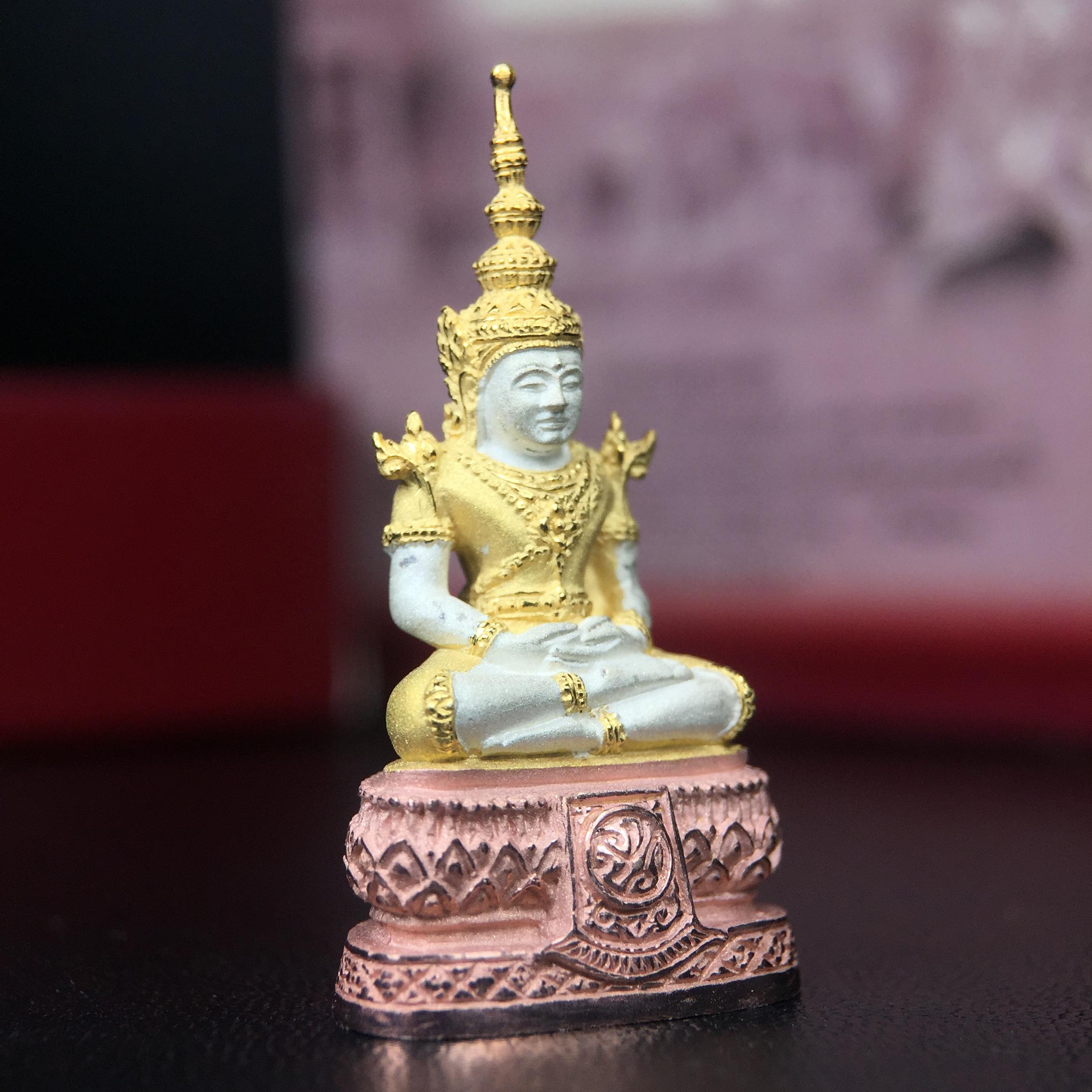 พระแก้วมรกต ภปร.(รุ่นแรก) ปี2545 รุ่นฉลองกรุงรัตนโกสินทร์ครบ 220 ปี พิมพ์ลอยองค์ใหญ่ เนื้อเงินบริสุทธิ์ 92.5% (สามกษัตริย์) ขนาด 19*35 มม. พร้อมกล่องบรรจุเดิม สวยครบสมบูรณ์