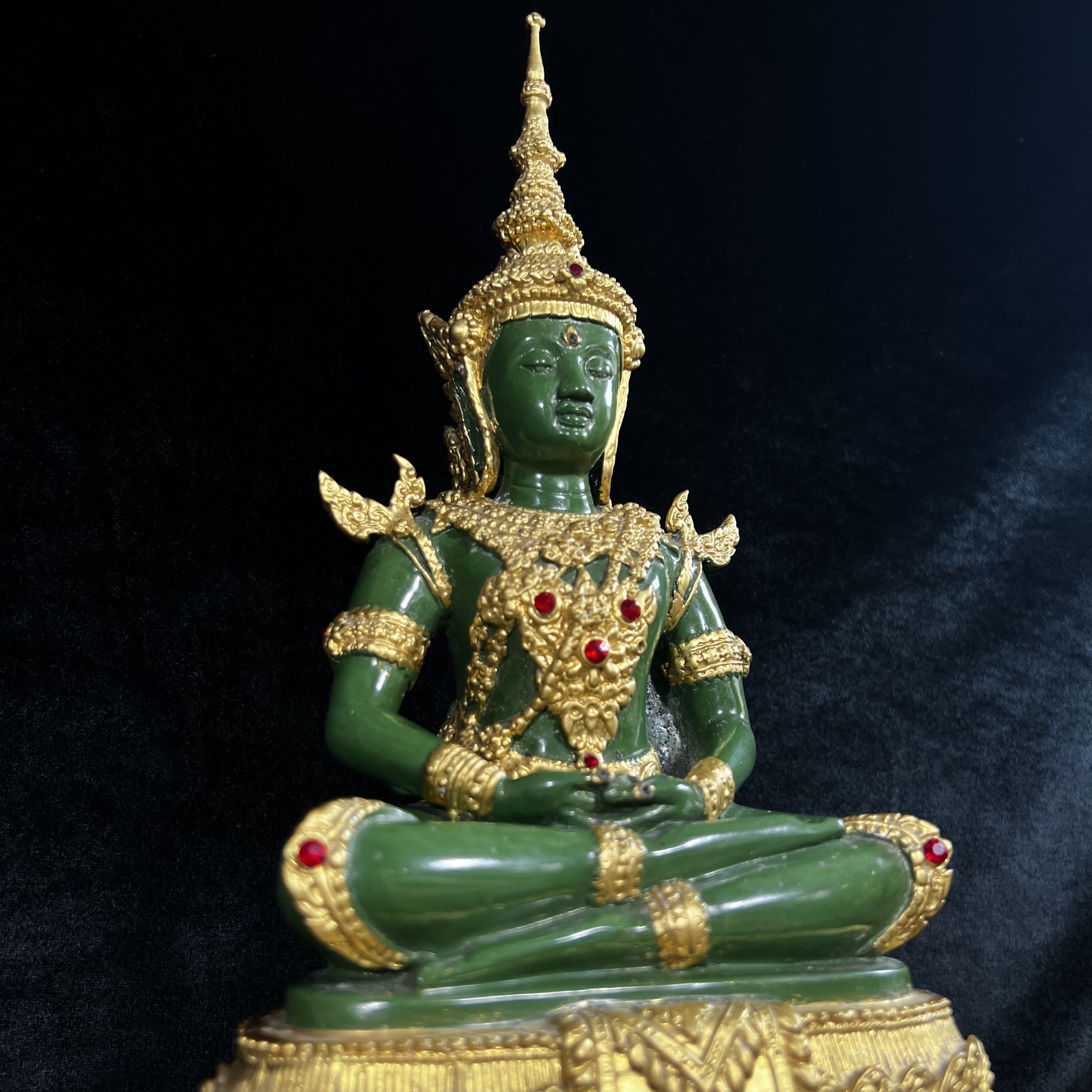 พระพุทธมหามณีรัตนปฏิมากร (จำลอง)พระแก้วมรกต วัดพุทธไทยถาวรวนาราม นครนิวยอร์ก ตรา ภปร. 6รอบ 72พรรษา ในหลวงรัชกาลที่9 ปี2542 ขนาดบูชาหน้าตัก 5นิ้ว หล่อเนื้อโลหะ(ในหลวงรัชกาลที่9 เสด็จเจิมพระสุหร่าย)(1ใน999องค์)