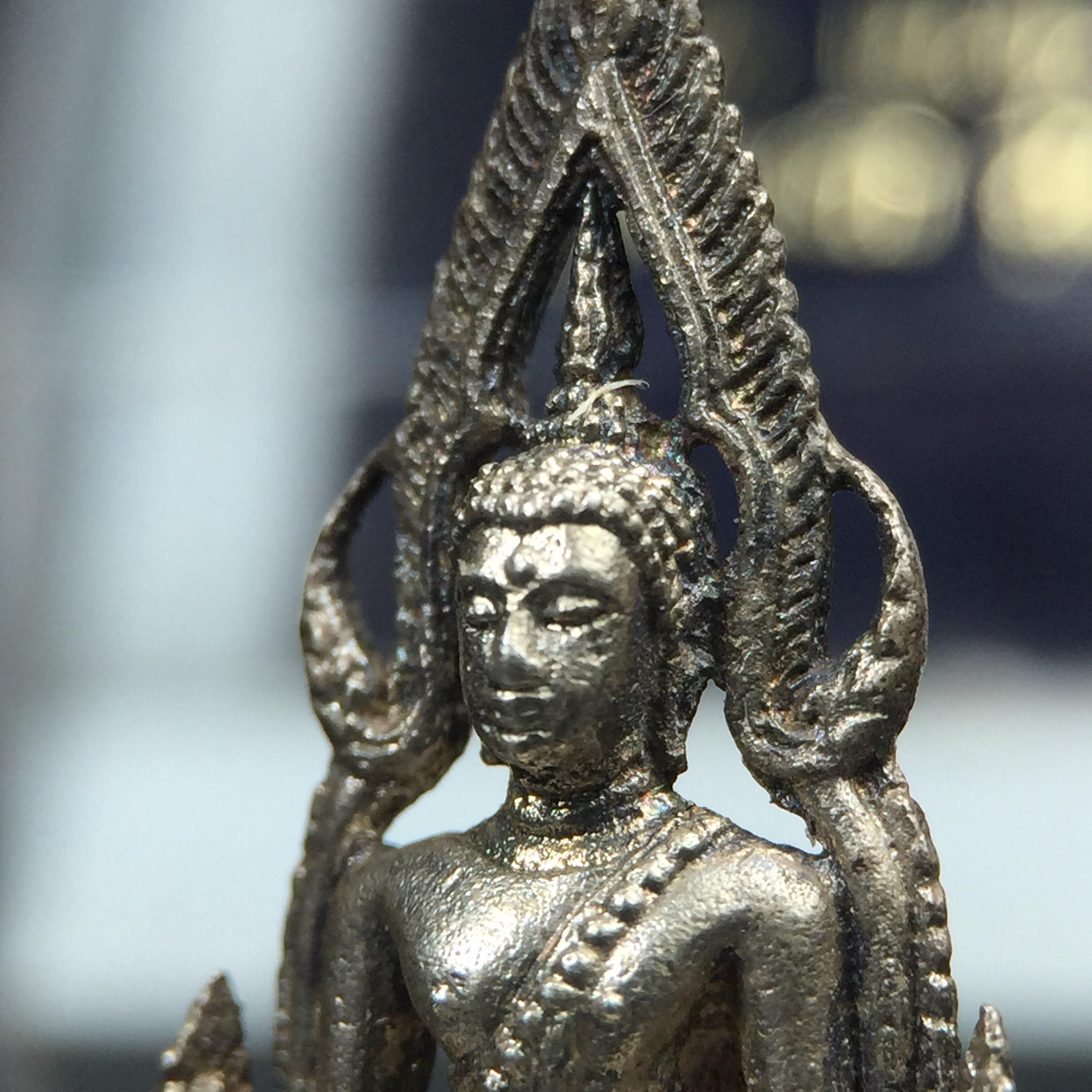 พระกริ่งพุทธชินราช รุ่นพระมาลาเบี่ยง ปี พ.ศ.2520 (รุ่นแรก รุ่นเดียว) วัดพระศรีรัตนมหาธาตุ พิษณุโลก ปี 2520 พิมพ์ใหญ่เนื้อเงิน(ผิวเดิมสวยติดรุ้งนิดๆผิวขึ้นน้ำทองสวยมีเสน่ห์ตามกาลเวลา)พิธีใหญ่ เกจิในยุคร่วมเสกมากมาย(องค์หมายเลขสวย เลขเบิ้น เลขคู่ ๕๕๓๓)