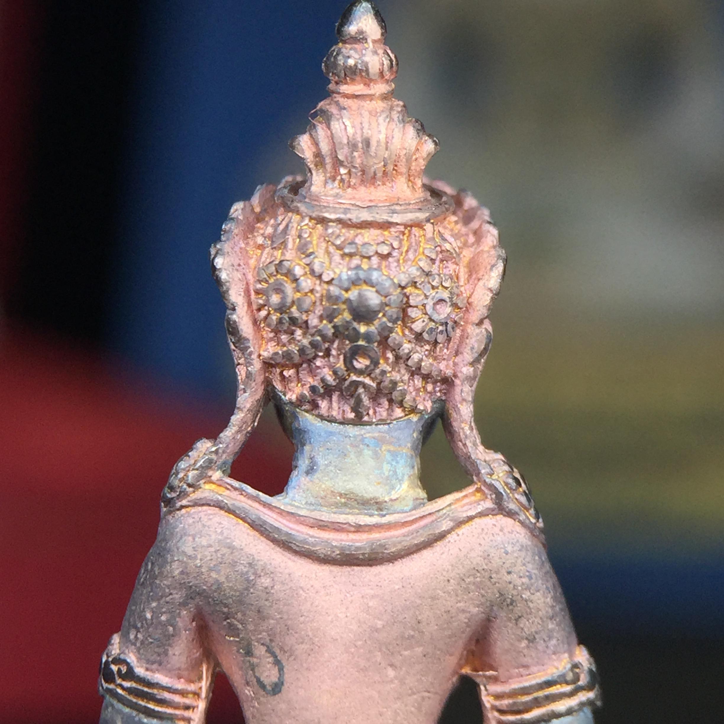 พระกริ่งอวโลกิเตศวร ( เจ้าแม่กวนอิม ) วัดโพธิ์แมนคุณาราม รุ่นอุดมโภคทรัพย์ พ.ศ.2539 เนื้อเงิน 3 กษัตริย์ พ่นทราย(ผิวเดิม ขึ้นสีรุ้งธรรมชาติ แบบนิยม เสน่ห์ของพระเนื้อเงิน) (พร้อมกล่องบรรจุการ์ดใบรับรองเดิมครบ) (อีกหนึ่งรุ่นยอดนิยม พุทธศิลป์สวยงดงาม)