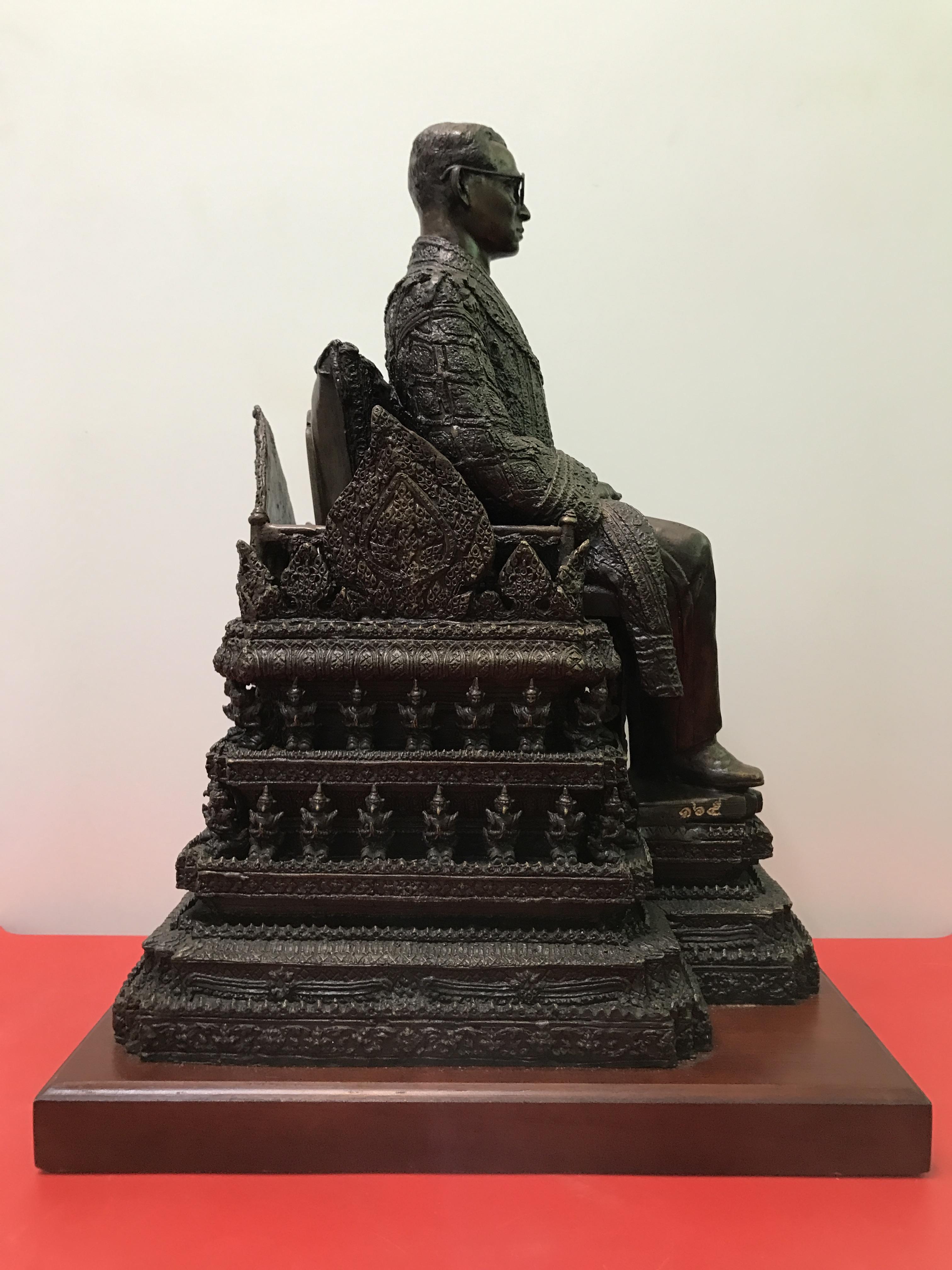 พระบรมรูปพระบาทสมเด็จพระเจ้าอยู่หัวรัชกาลที่9(นั่งบัลลังก์) กระทรวงมหาดไทยจัดสร้าง ปี2539