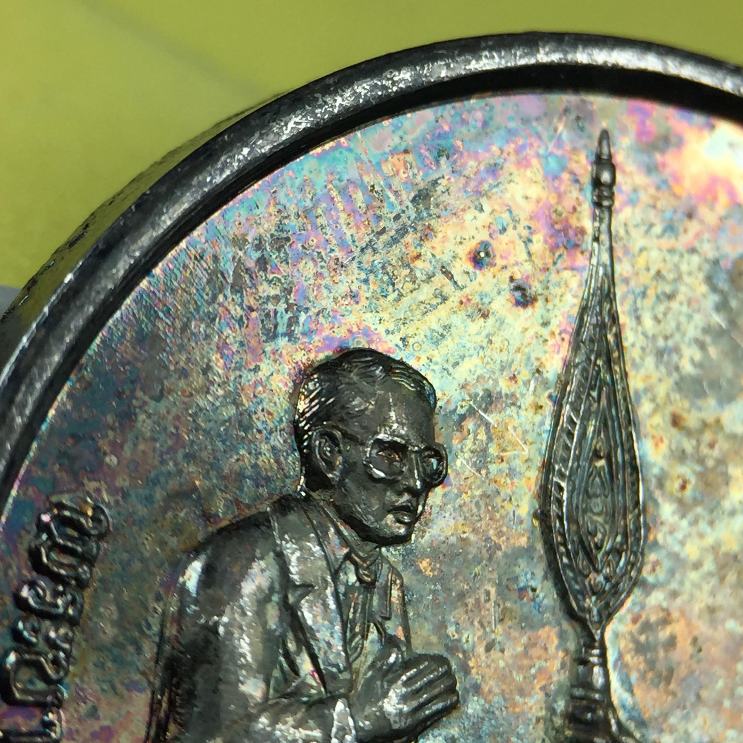 เหรียญสนทนาธรรม ในหลวงรัชกาลที่ 9 สมเด็จพระญาณสังวร หลังพระสยามเทวาธิราช ปี 2543 วัดบวรนิเวศวิหาร ชุดกรรมการ(เนื้อกะไหล่ทอง+กะไหล่เงิน+ทองแดงรมน้ำตาล)พร้อมกล่องบรรจุเดิม(ชุดหายาก สภาพผิวกะไหล่เดิมจากผู้จัดสร้าง ผิวขึ้นรุ้งธรรมชาติสวยจัด แชมป์ๆ)1 ใน 343ชุด