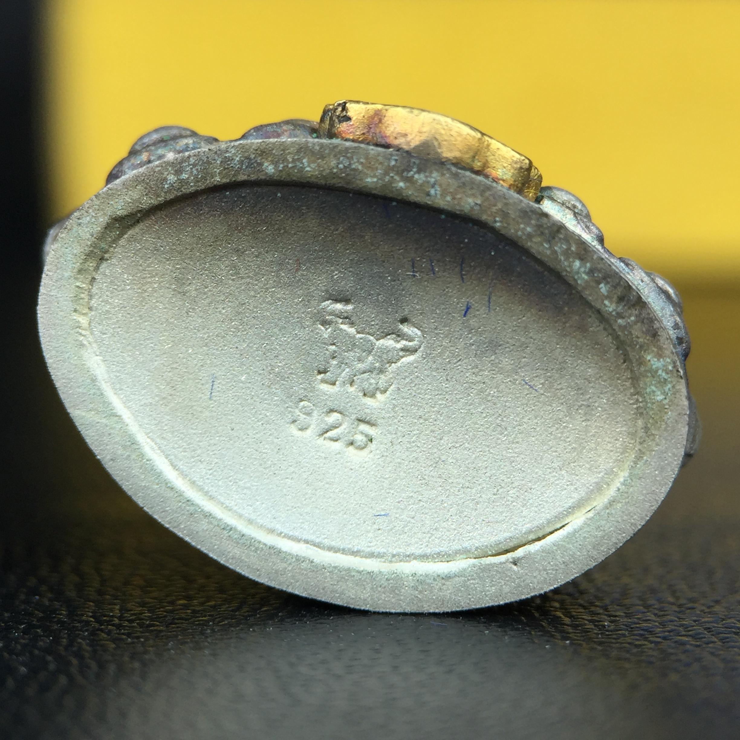 พระกริ่งสมเด็จญาณ วัดบวรนิเวศวิหาร เนื้อเงินบริสุทธิ์ 92.5% ตรากาญจนาภิเษกทองคำ(เนื้อทองคำแท้) พระราชทานแจกเมื่อ 3 ตุลาคม 2538 จัดสร้างในวโรกาส สมเด็จพระญาณสังวร สมเด็จพระสังฆราช ฉลองพระชนมายุครบ 82 พรรษา และฉลองครองราชสมบัติครบ 50 ปี รัชกาลที่ 9(หายาก)