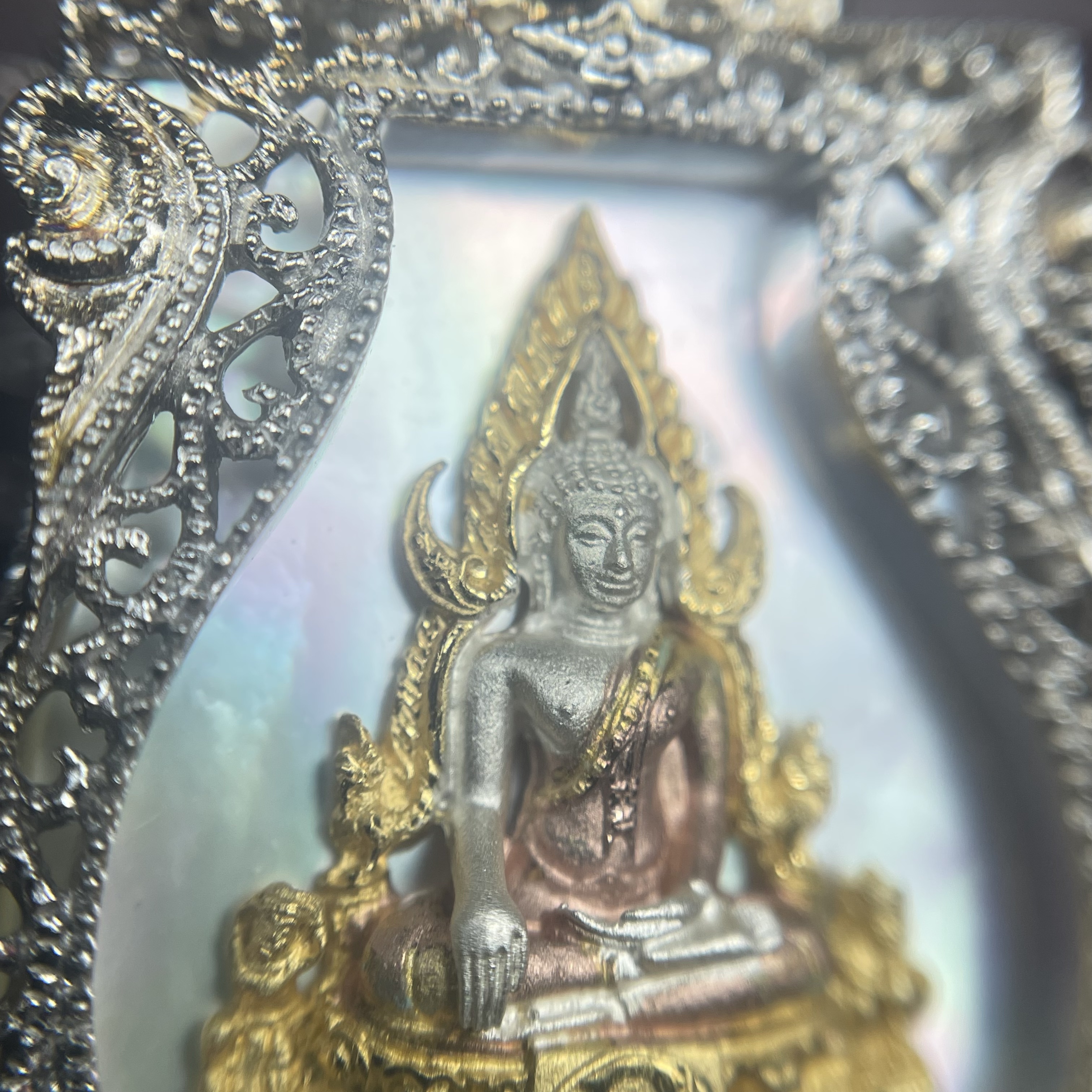 พระพุทธชินราช ภปร. โครงการ "เพราะแผ่นดินนี้ คือ แผ่นดินเกิด" ปี2548(รุ่นแรก) เหรียญทรงเสมา ขนาด 21 x 29 มม.เนื้อเงินสามกษัตริย์ องค์พระชุบสามกษัตริย์ ล้อมด้วยกรอบเงินชุบทองคำขาวสลักเสลาเป็นลวดลายละเอียดอ่อน ส่วนพื้นองค์พระเป็นเปลือกหอยมุขงดงาม