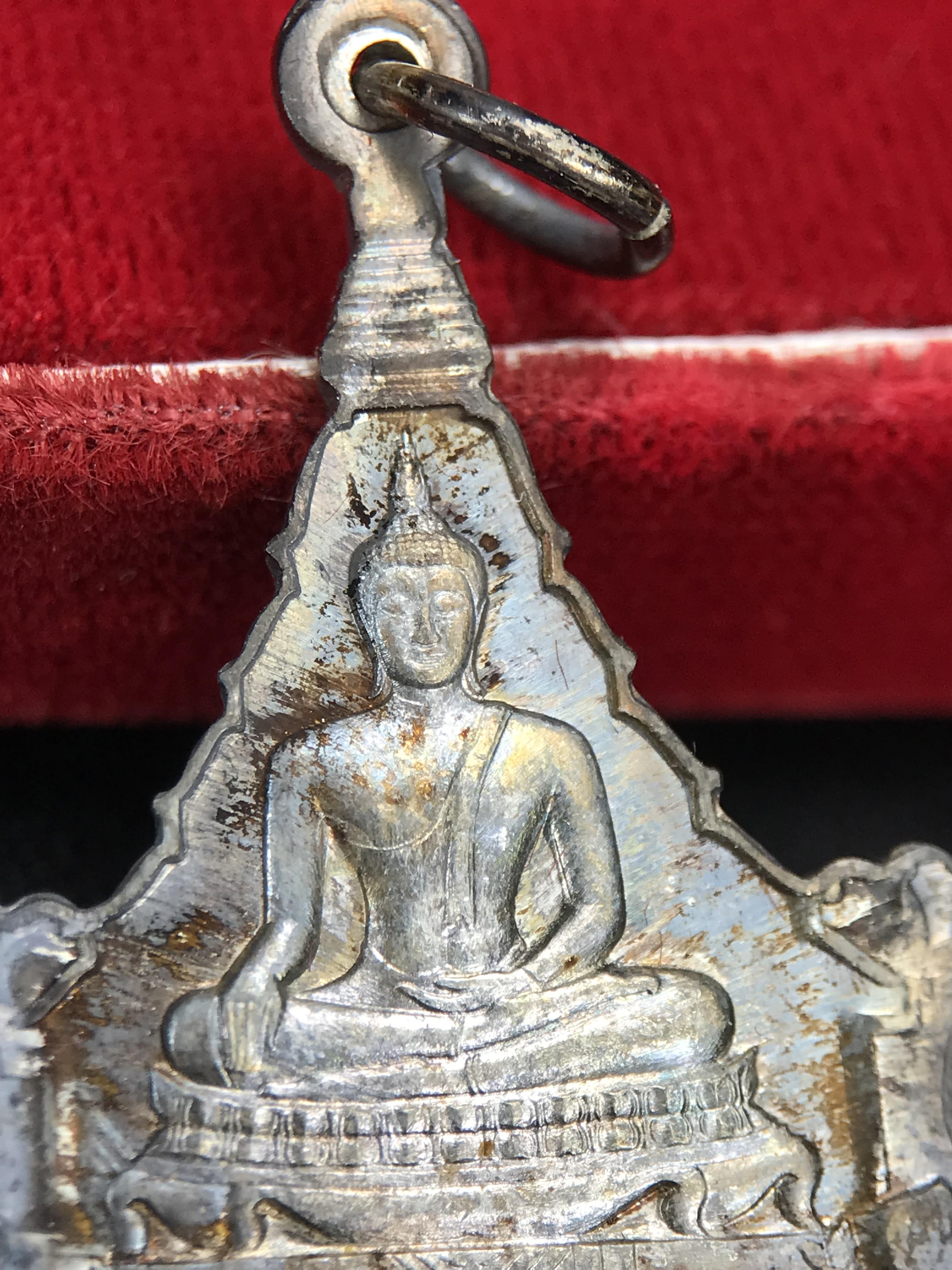 เหรียญพระพุทธญาณนเรศวร์ รุ่นแรก หลังพระปรมาภิไธย ภปร.และ สก.วัดญาณสังวราราม จ.ชลบุรี ปี 2527 เนื้อเงิน(ผิวเดิม ขึ้นรุ้งผิวน้ำทองกระจายทั่วเหรียญสวยมาก)ขนาด 2.3 x 3.8 ซม. พร้อมกล่องเดิม สมเด็จพระญาณสังวร ประธานในพิธีมหาพุทธาภิเษก(เนื้อเงินพบเจอน้อย หายาก)