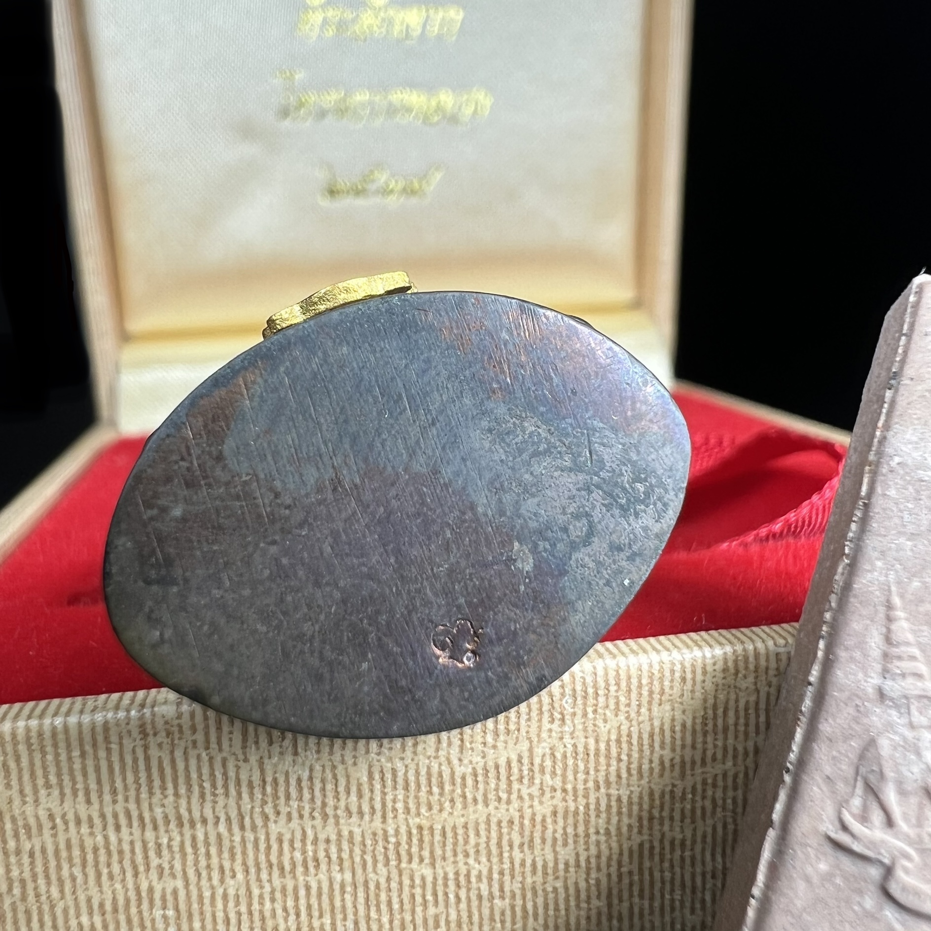 พระกริ่งเจริญโภคทรัพย์ พระพิมพ์จิตรลดา ที่ระลึกโครงการหลวง ปี 2539 ฉลองครองราชสมบัติครบ 50 ปี รัชกาลที่ 9 ตรากาญจนาภิเษกทองคำ(เนื้อทองคำแท้)(ชุดกรรมการหายาก)(1ใน1999ชุด)