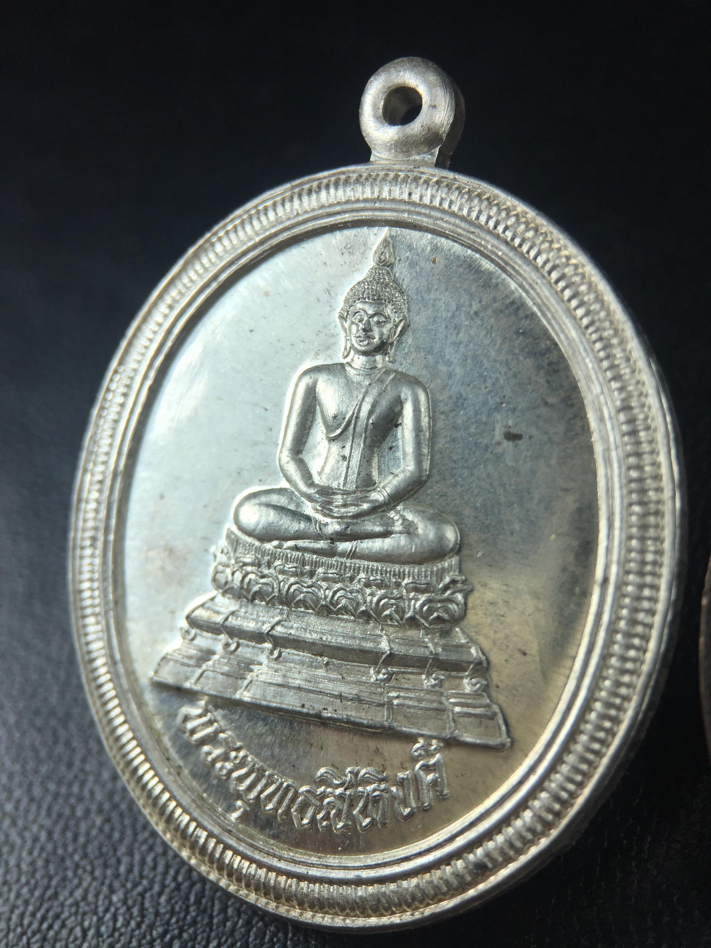 เหรียญพระพุทธสิหิงค์ ภปร. รุ่นมหาลัยธรรมศาสตร์ 60ปี พ.ศ.2537 พิมพ์ใหญ่(เนื้อเงิน+เนื้อทองแดง)ผิวเดิมๆสวยมาก(ในหลวงรัชกาลที่9เสด็จในพิธี)(พิธีใหญ่ เกจิที่มีชื่อเสียงมาร่วมปลุกเสกจำนวนมาก ชนวนมาลสารเก่าเข้มขลัง )ของดีธรรมศาสตร์ที่ศิษย์เก่าไม่ควรพลาด