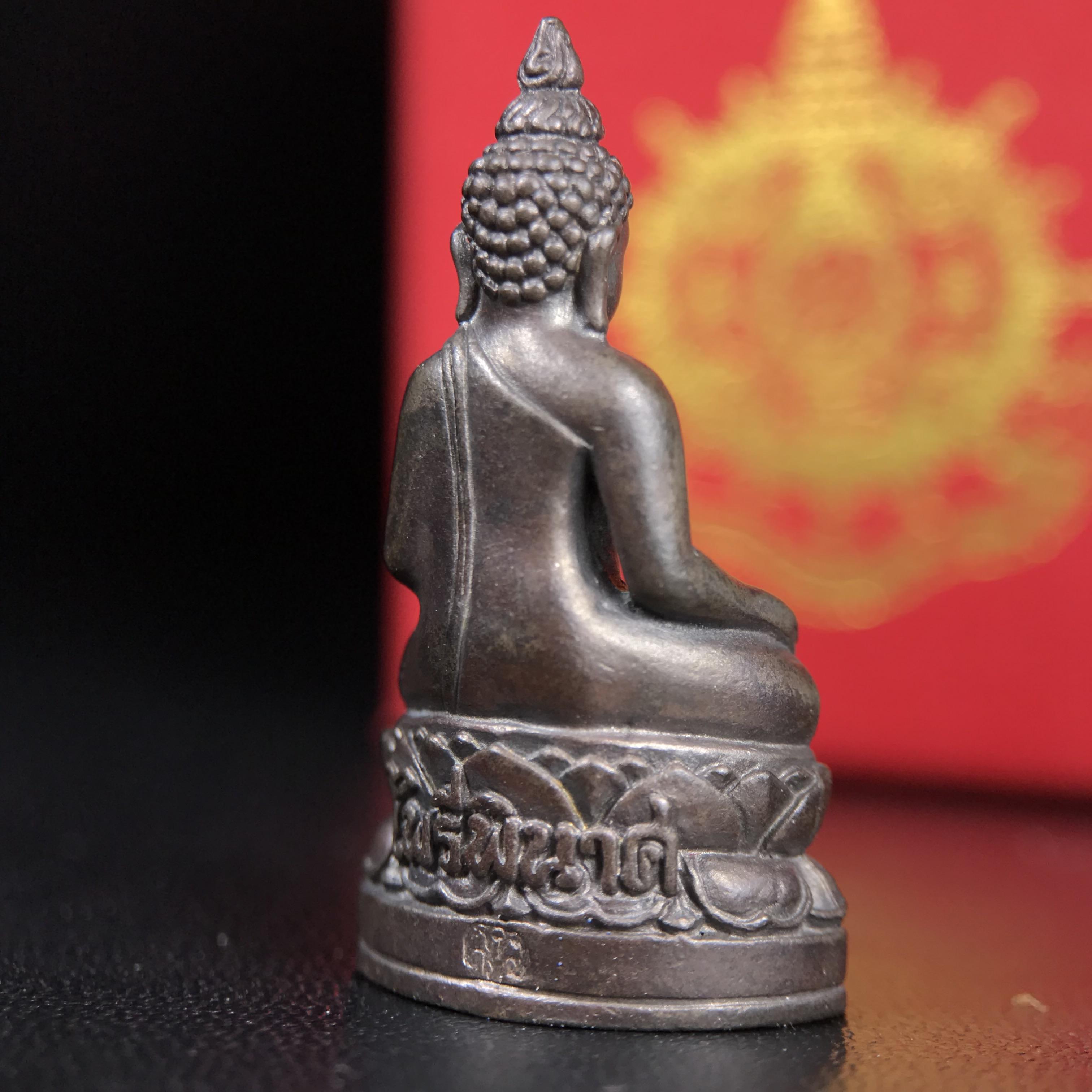 พระกริ่งไพรีพินาศ บรรจุเหล็กไหล ครั้งแรกและครั้งเดียวในประวัติศาสตร์ เฉลิมพระเกียรติ พระบาทสมเด็จพระเจ้าอยู่หัวรัชกาลที่9 พระชนมพรรษา 6 รอบ ปี2542 เนื้อนวโลหะผสมทองคำ(บรรจุเหล็กไหล)ดีนอก-ดีใน พิธีใหญ่ มวลสารเด่น (หายาก)