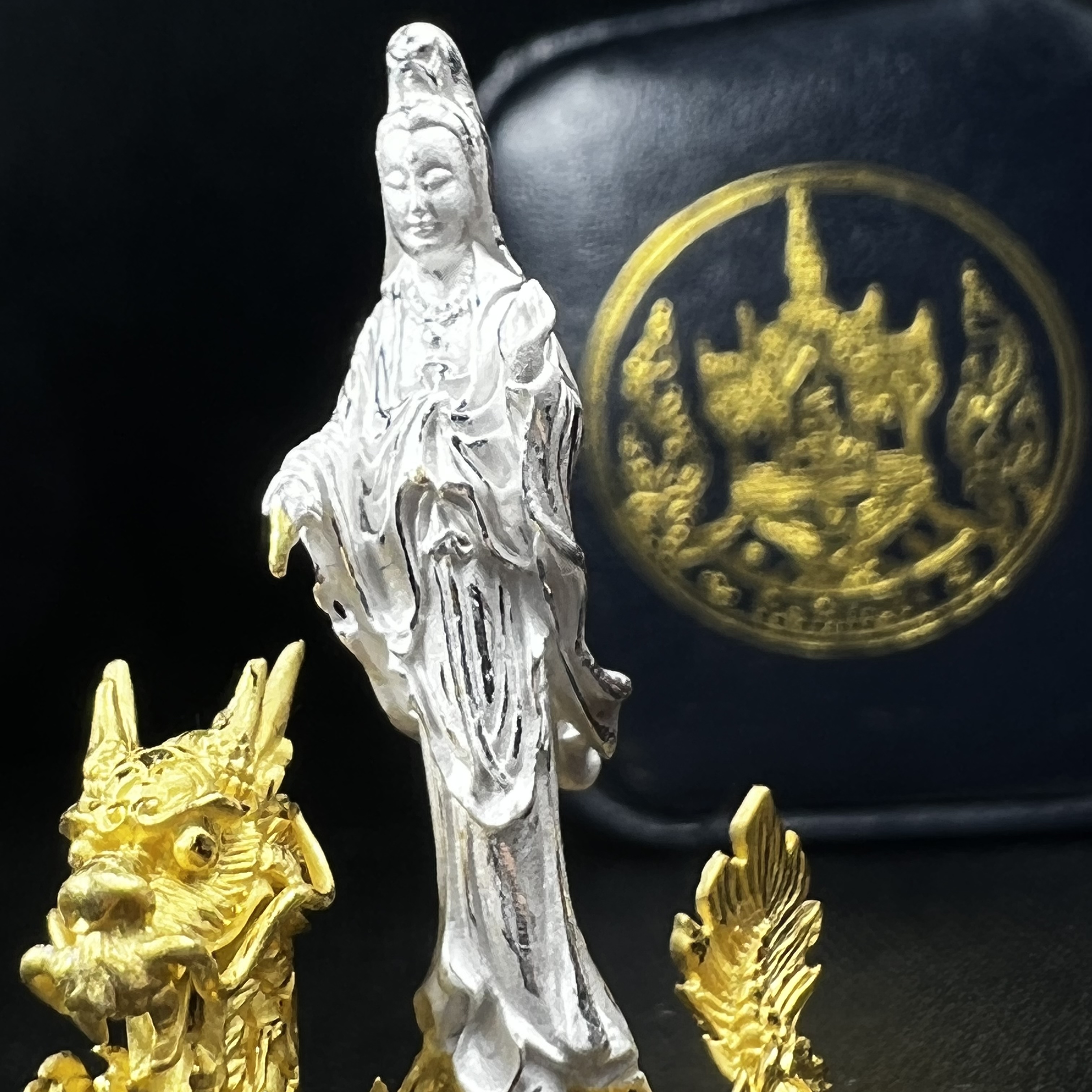 รูปหล่อลอยองค์พระโพธิสัตว์กวนอิม ทรงประทับมังกร จ.ระนอง เนื้อเงินสามกษัตริย์(พบเจอน้อยหายาก) พิมพ์ใหญ่(คัดสภาพผิวเดิม สวยงดงาม ทรงคุณค่า) เฉลิมฉลองในวโรกาสที่พระบาทสมเด็จพระเจ้าอยู่หัวทรงครองสิริราชสมบัติครบ 50 ปี จ.ระนอง พ.ศ.2539