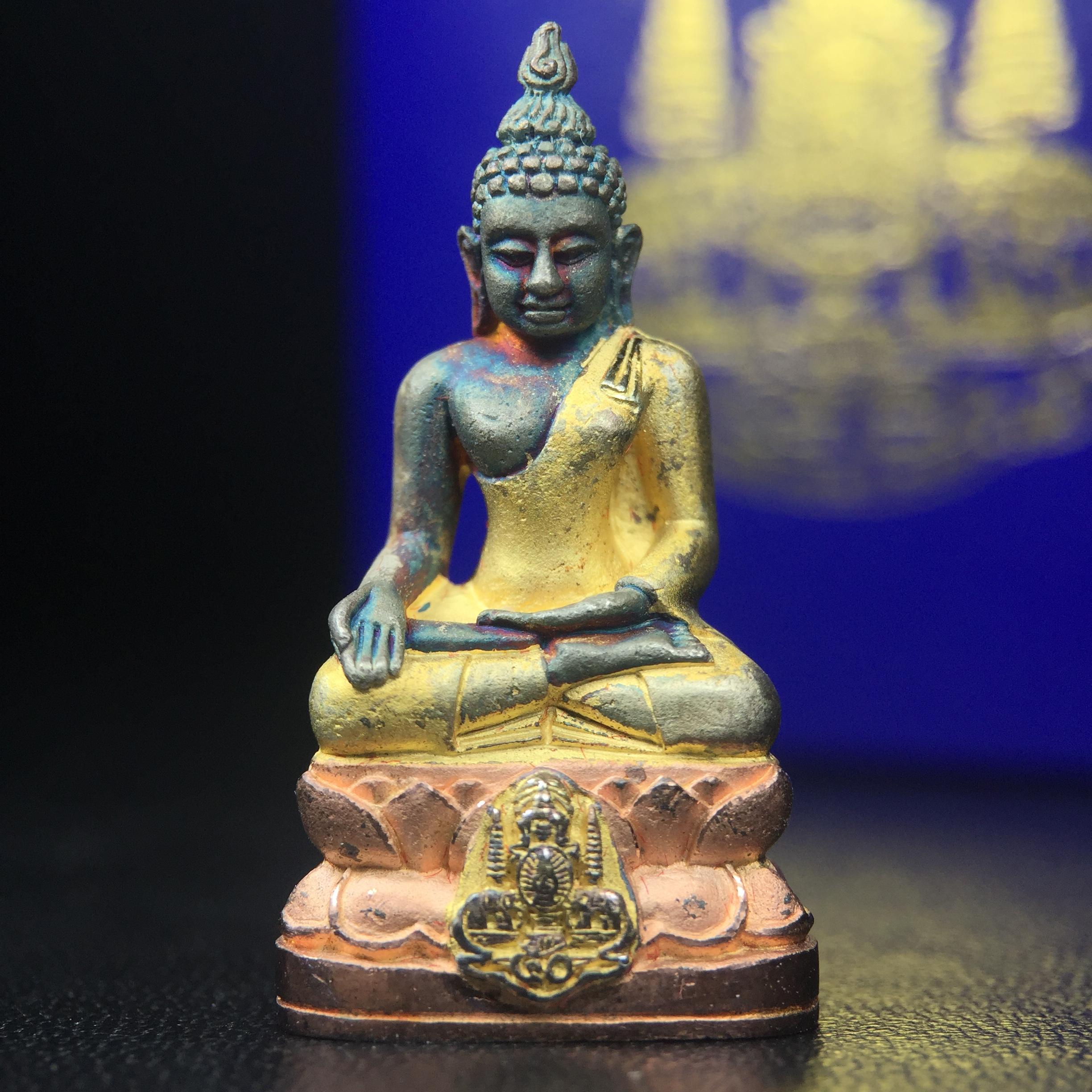 พระกริ่งไพรีพินาศ ครองสิริราชสมบัติครบ 50 ปี พ.ศ.2540 เนื้อเงินสามกษัตริย์ ผิวเดิมๆขึ้นสีรุ้งธรรมชาติแบบนิยม(สเน่ห์พระเนื้อเงินสีสันที่ธรรมชาติสรรค์สร้าง)พร้อมกล่องบรรจุเดิมครบ(เข้มขลังทรงอานุภาพยิ่งใหญ่ กำราบศัตรูพ่ายสิ้น พระไพรีพินาศ)(หายาก)1ใน539 องค์