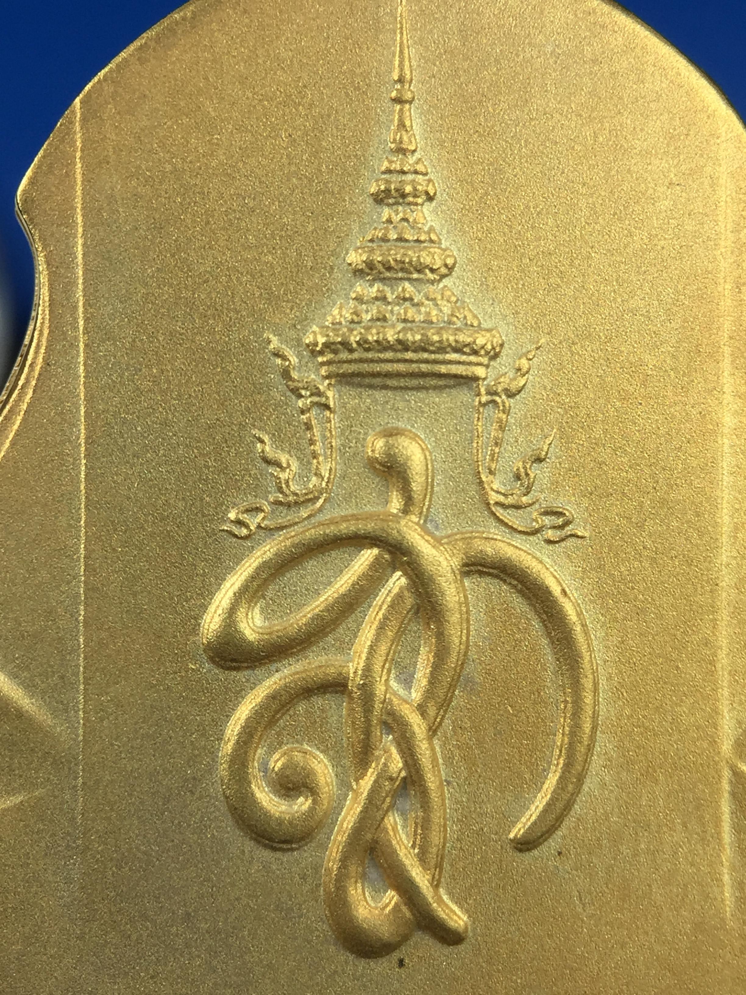 เหรียญหลวงปู่ทวด พระนามาภิไธย สก. แบบงานฉลุโบราณ(HAND MADE) ปี 2544 ชุดทองคำ(เนื้อทองคำ(15.16 กรัม)+เนื้อเงิน+เนื้อบรอนซ์)พิธีปลุกเสก ณ อุโบสถวัดช้างให้ และ พิธีมังคลาภิเษก ณ พระอุโบสถ วัดพระศรีรัตนศาสดาราม(วัดพระแก้ว) (1 ใน 500 ชุด)พบเจอน้อยหายากมาก