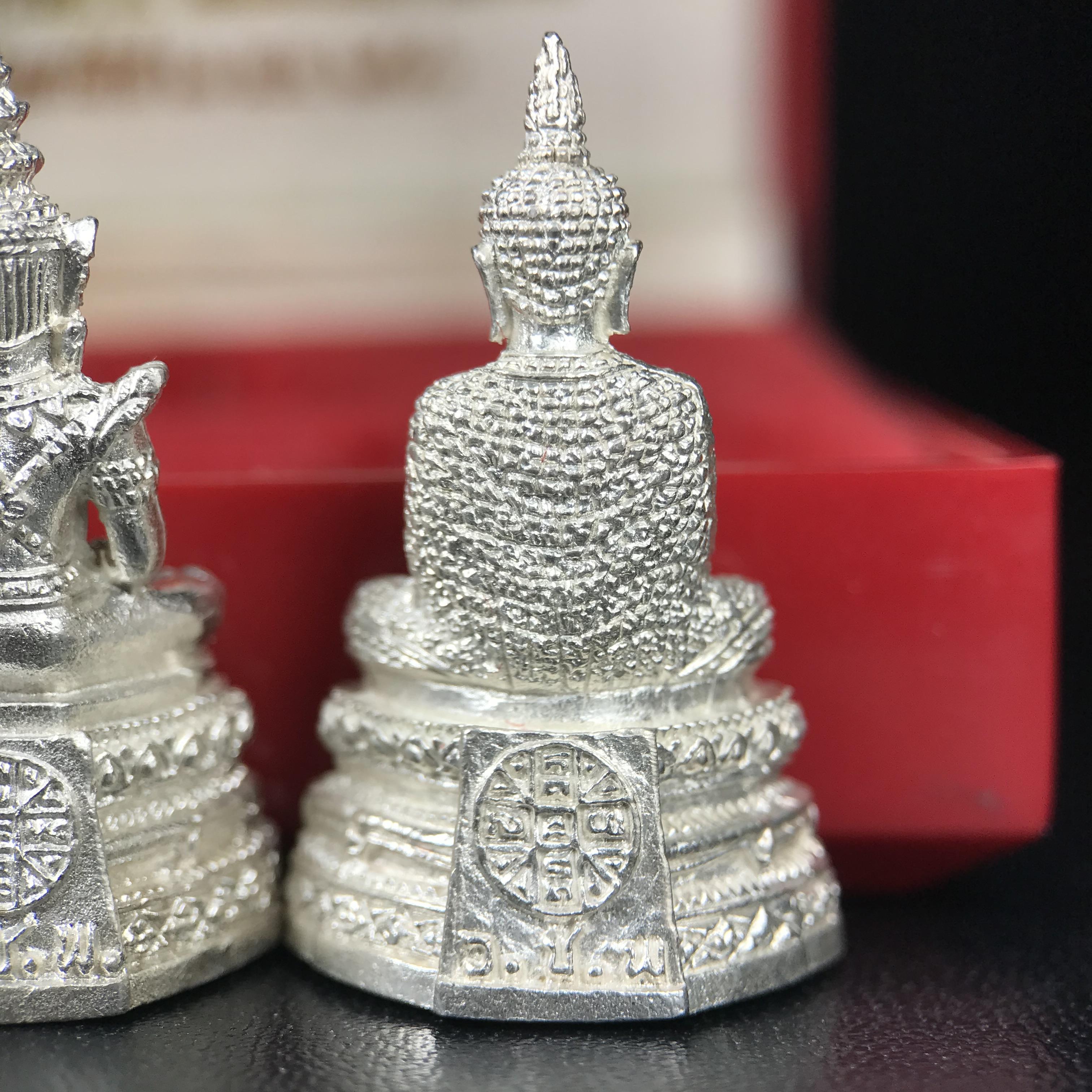 พระแก้วมรกต รุ่นเทิดพระเกียรติ พิธีมหาพุทธาภิเษก ณ.วัดพระศรีรัตนศาสดาราม(วัดพระแก้ว) วันเสาร์ที่ 26 เม .ย. 2540 (พิธีใหญ่เสาร์ห้า) ชุด 3 ฤดู (1 ชุด 3 องค์)เนื้อเงินครบชุดพร้อมกล่องบรรจุเดิม***เนื้อเงินหายากพบเจอน้อย***(หลวงพ่อ รวย เพิ่ม พูน ร่วมเสก)