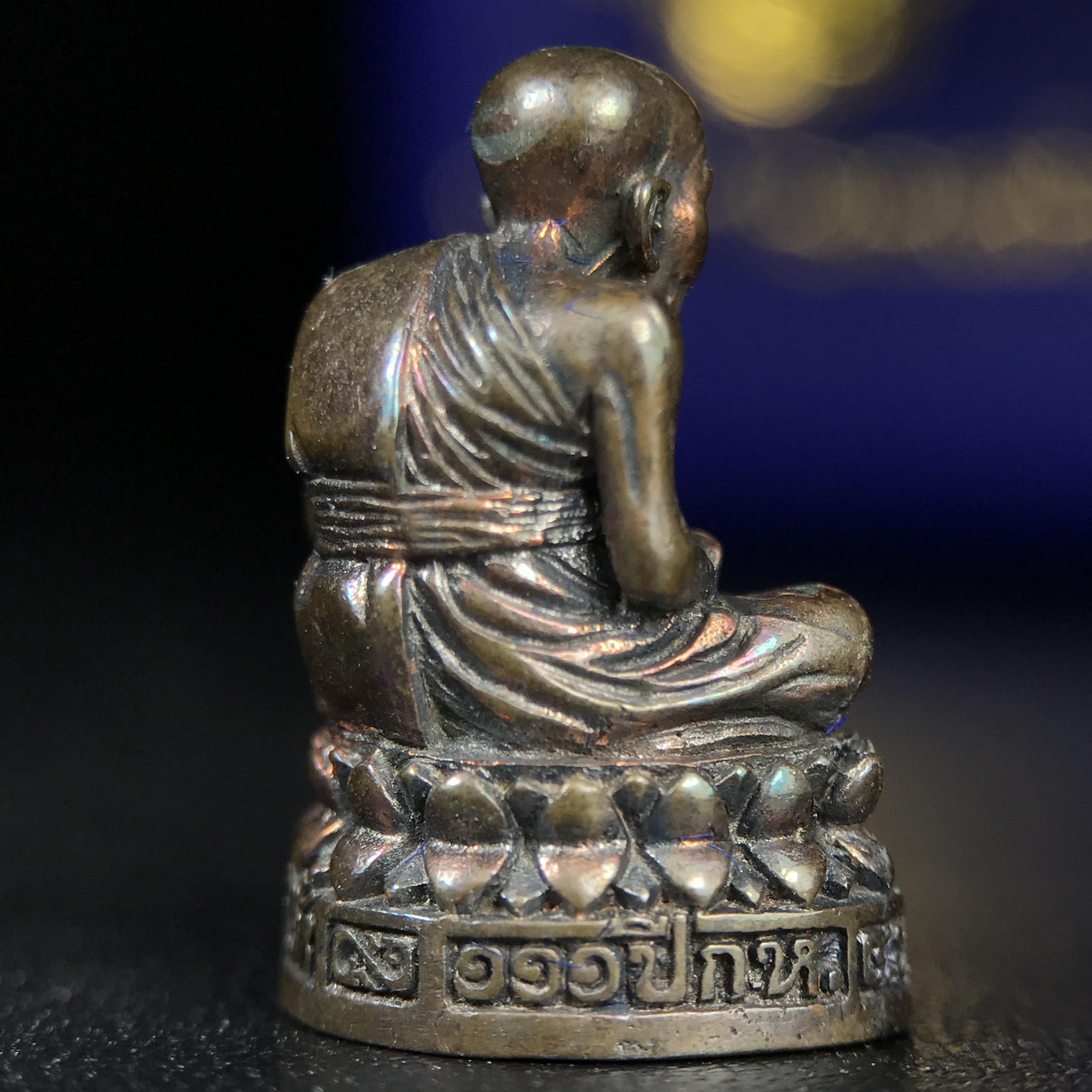 รูปเหมือนหล่อลอยองค์หลวงปู่ทวด รุ่น 111ปี กระทรวงกลาโหม เนื้อนวโลหะรมดำ-ปัดเงา ปี2540 พิธีใหญ่ เข้มขลัง นิยม พร้อมกล่องบรรจุเดิม(คัดสภาพสวยผิวเทพๆผิวรุ้งๆ)ทั้งพิธีทั้งพุทธศิลป์ทรงคุณค่าอีกหนึ่งรุ่นยอดนิยม