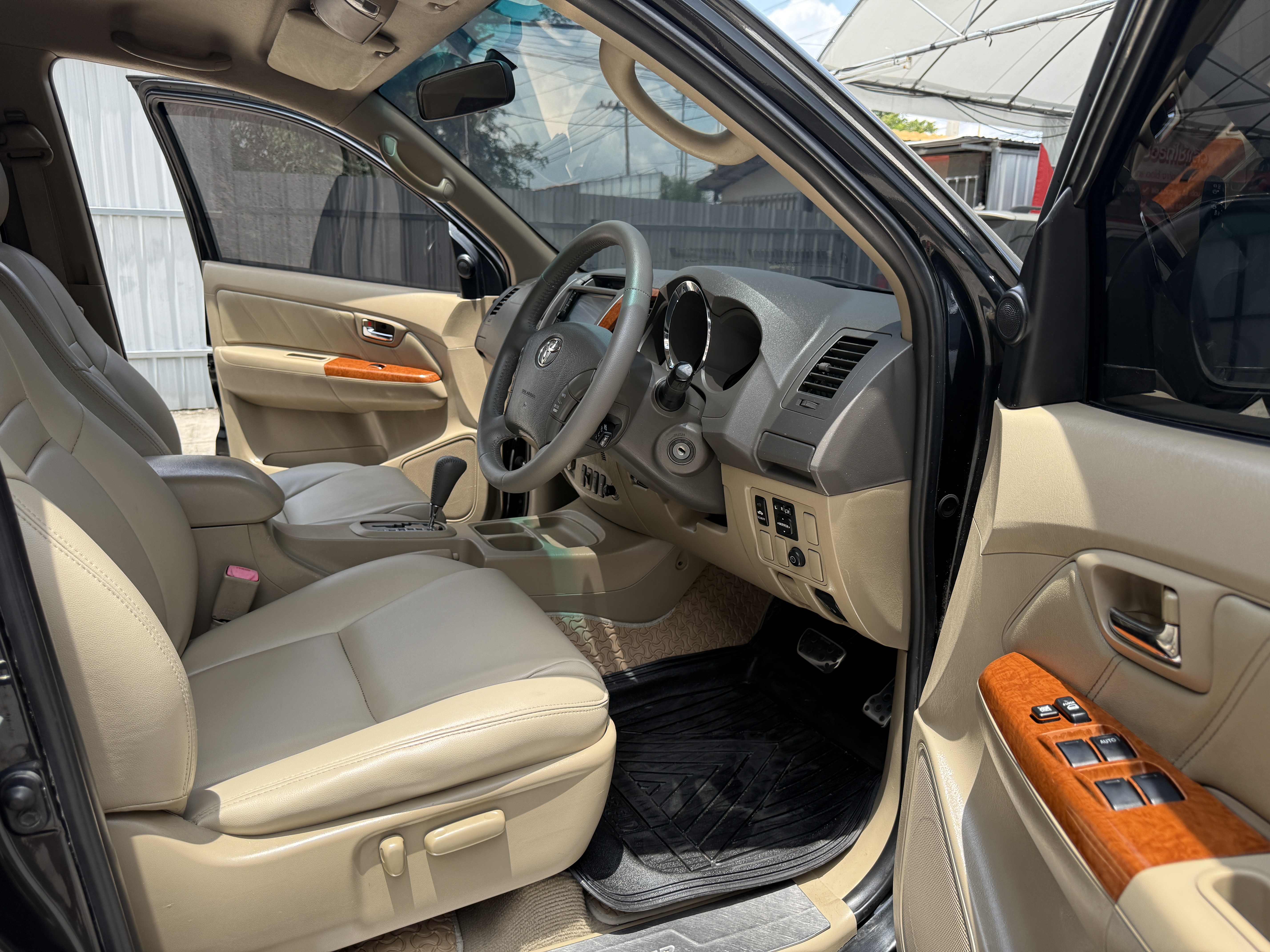 Toyota Fortuner 3.0 V 2WD At 2010 ดำ