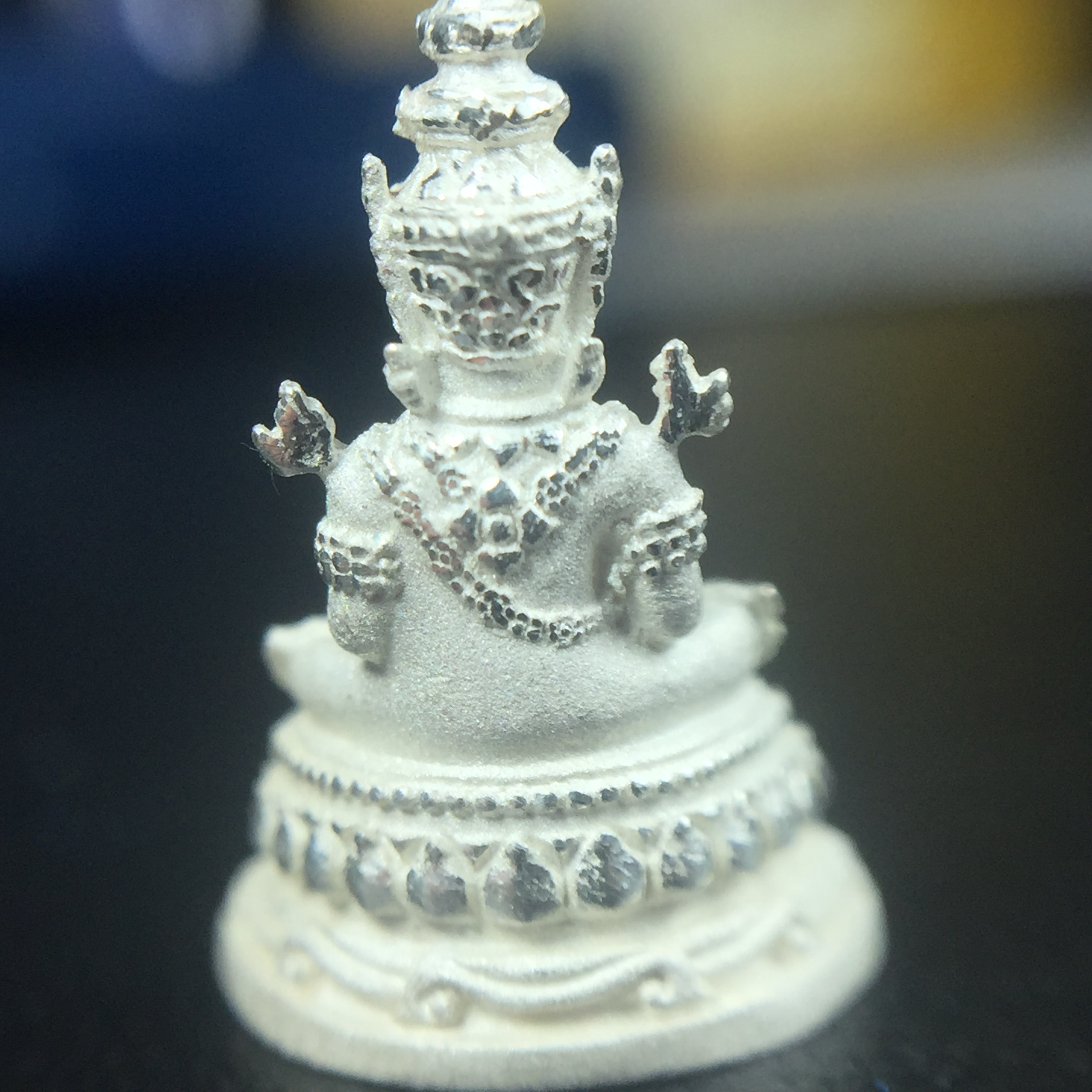 พระแก้วมรกต(จำลอง)ลอยองค์ ขนาดหน้าตัก 1/4 นิ้ว ทรงเครื่องฤดูร้อน เนื้อเงิน ตราสัญลักษณ์ฉลองสิริราชสมบัติครบ 60 ปี พ.ศ.2549