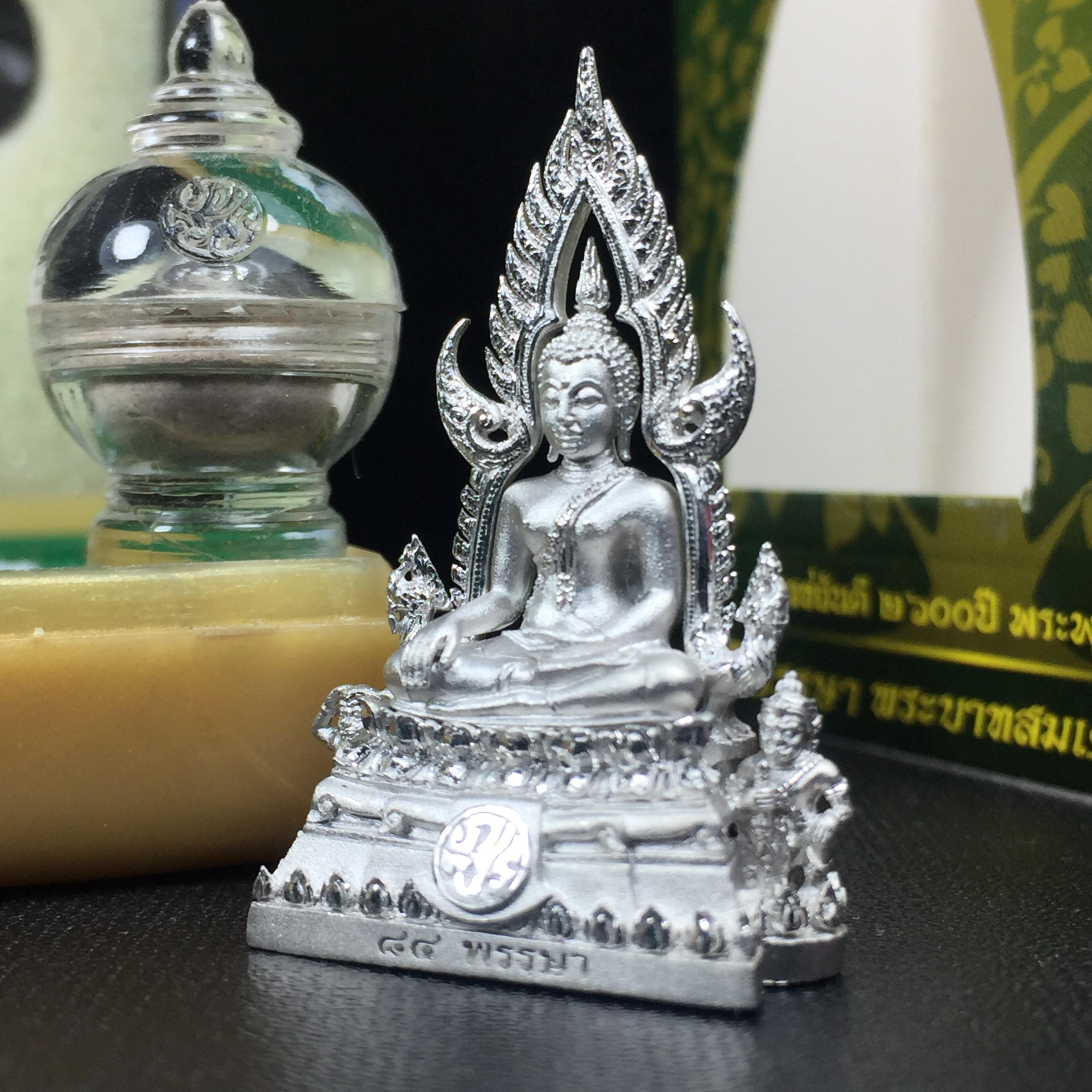 พระพุทธชินราช(จำลอง) ภปร. 84 พรรษา เนื้อเงินชุบทองคำขาว พิมพ์กลางขนาดหน้าตัก 1/2 นิ้ว(1ใน5000องค์) )(พระราชทานมวลสาร จิตรลดาและเส้นพระเจ้า(เส้นผม)รัชกาลที่9)