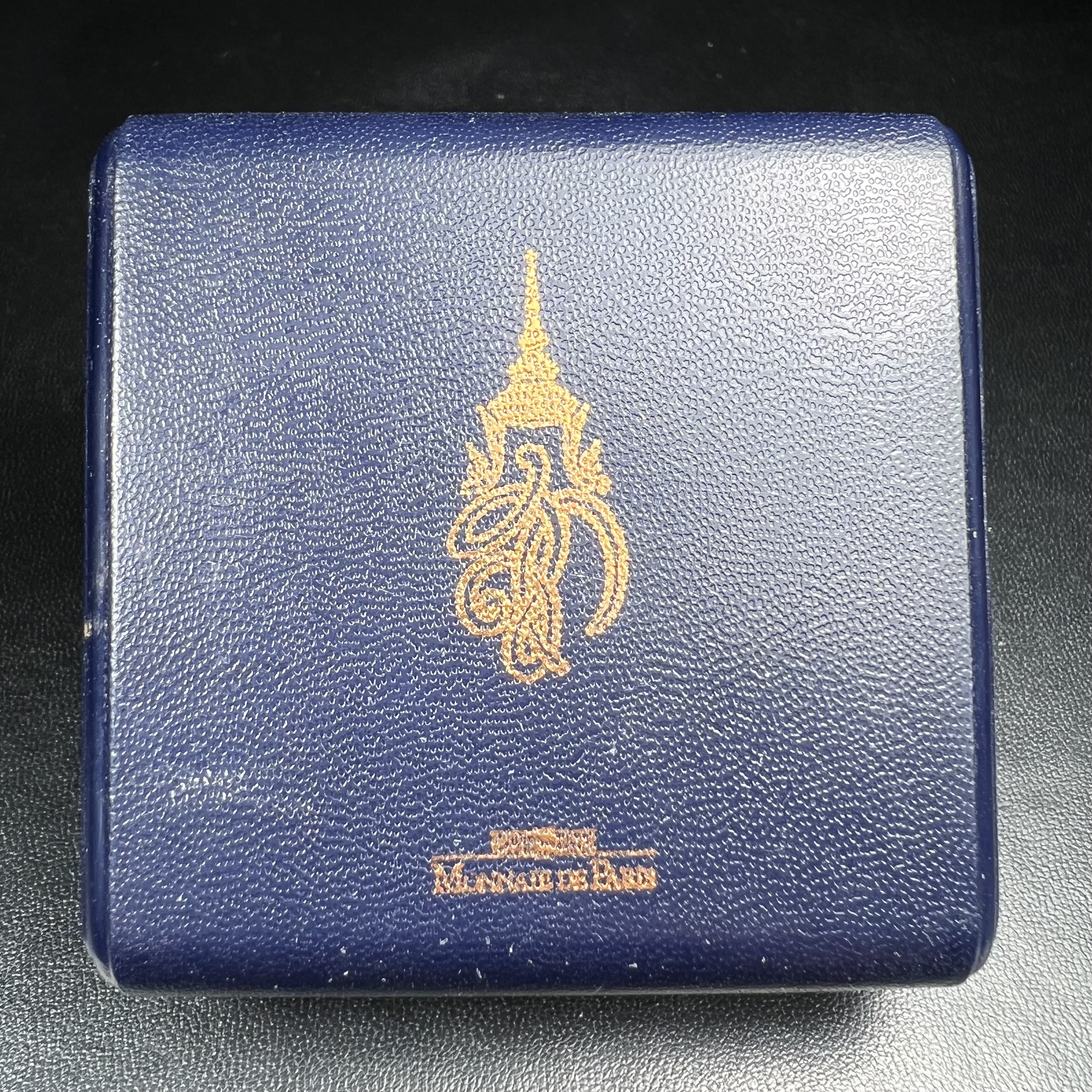 หลวงพ่อทวด พระนามาภิไธย สก. วัดห้วยมงคล จ.ประจวบคีรีขันธ์ ปี 2544(รุ่นแรก) เหรียญเนื้อนวโลหะ(Thai Bonze) ผลิตโดยโรงกษาปณ์ โมเน่ร์เดอปารีส ประเทศฝรั่งเศส สวยงดงามสภาพสวยกล่องใบรับรองครบสมบูรณ์(คุ้มครองแคล้วคลาด พิธีใหญ่) องค์หมายเลข 1807 (1 ใน 2999 เหรียญ)