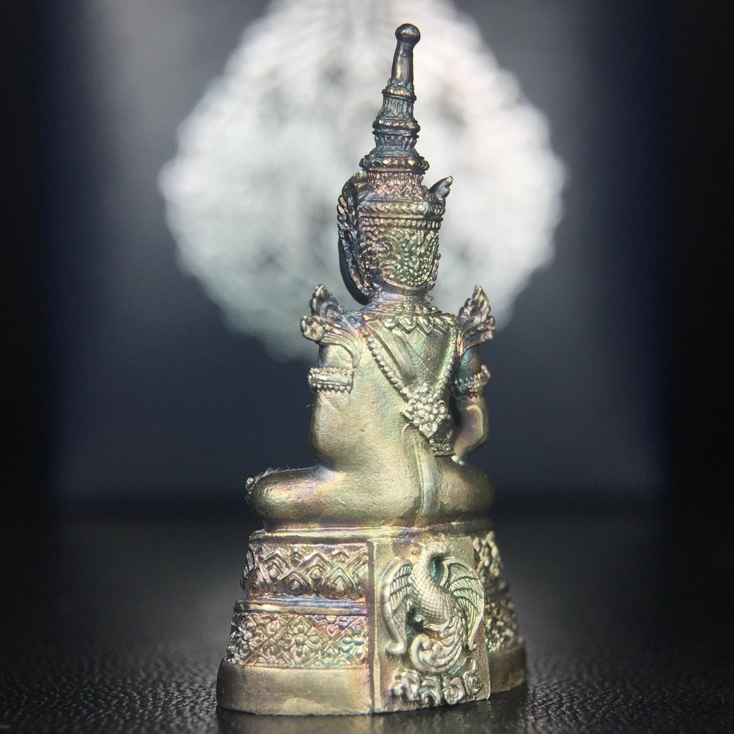 พระแก้วมรกต กรมสรรพสามิตจัดสร้างขึ้นเนื่องในโอกาสครบรอบ 64 ปีของกรมสรรพสามิต และเนื่องในวโรกาสที่พระบาทสมเด็จพระเจ้าอยู่หัวทรงครองราชย์ครบ50ปีเมื่อ พ.ศ.2539 เนื้อเงินทรายนวลขัดเงา(ผิวเดิมๆขึ้นสีรุ้งธรรมชาติสวย(สเน่ห์พระเนื้อเงินสีสันที่ธรรมชาติสรรค์สร้าง)