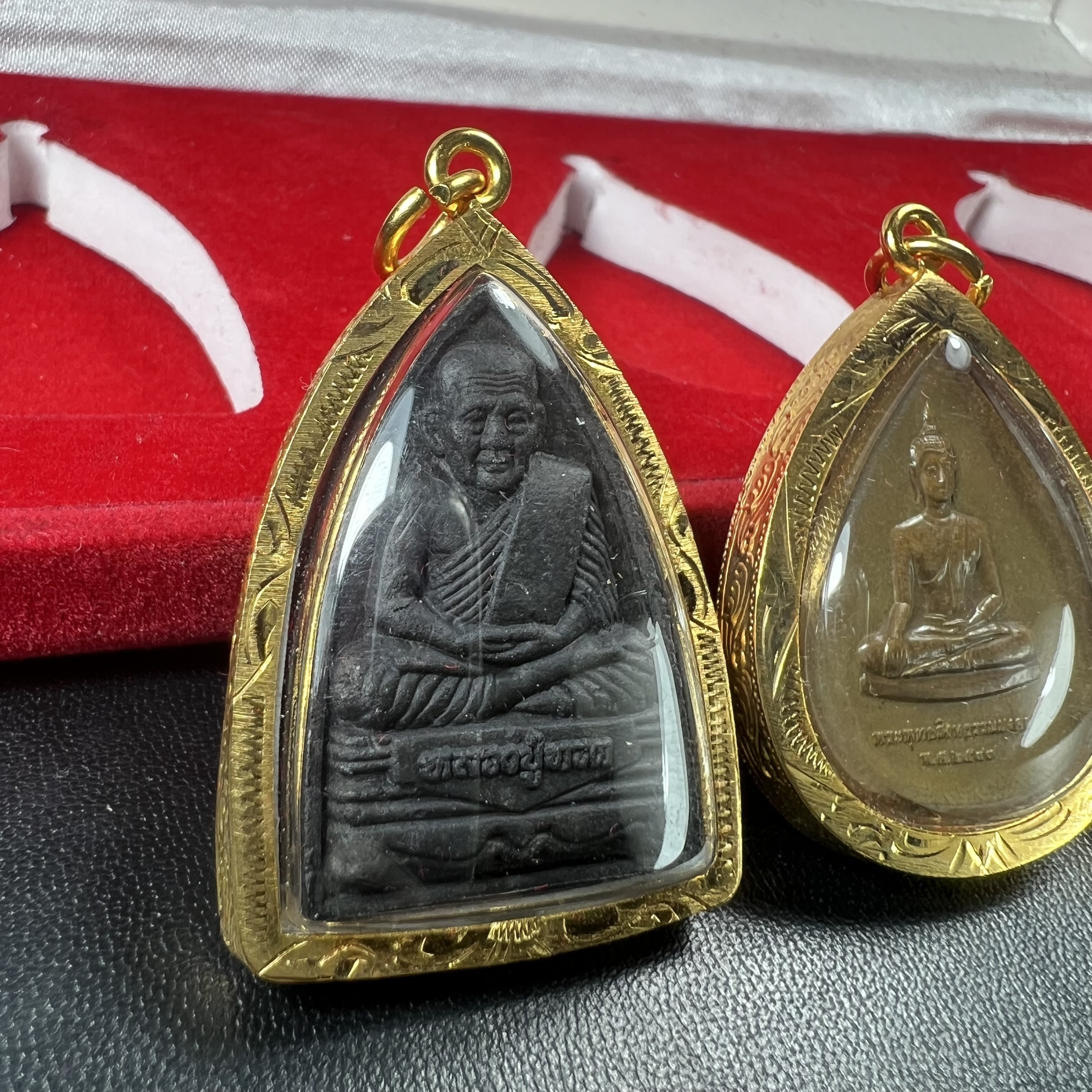 พระชุดของขวัญ 3 องค์ พระหลวงปู่ทวด ภปร. ทรงกลีบบัวและกลีบขนุนพร้อมเหรียญพระพุทธสิงหธรรมมงคล ปี 2547 (ชนวนเก่า)เนื้อว่านด้านหลังมี ภปร. เป็นโลหะผสมสูง 3.3ซม.พิธีใหญ่ มวลสารดี ปลุกเสกวัดพระแก้ว(งานเลี่ยมกรอบเดิมจากผู้จัดสร้างห่อหุ้มด้วยทองนพเกล้า)