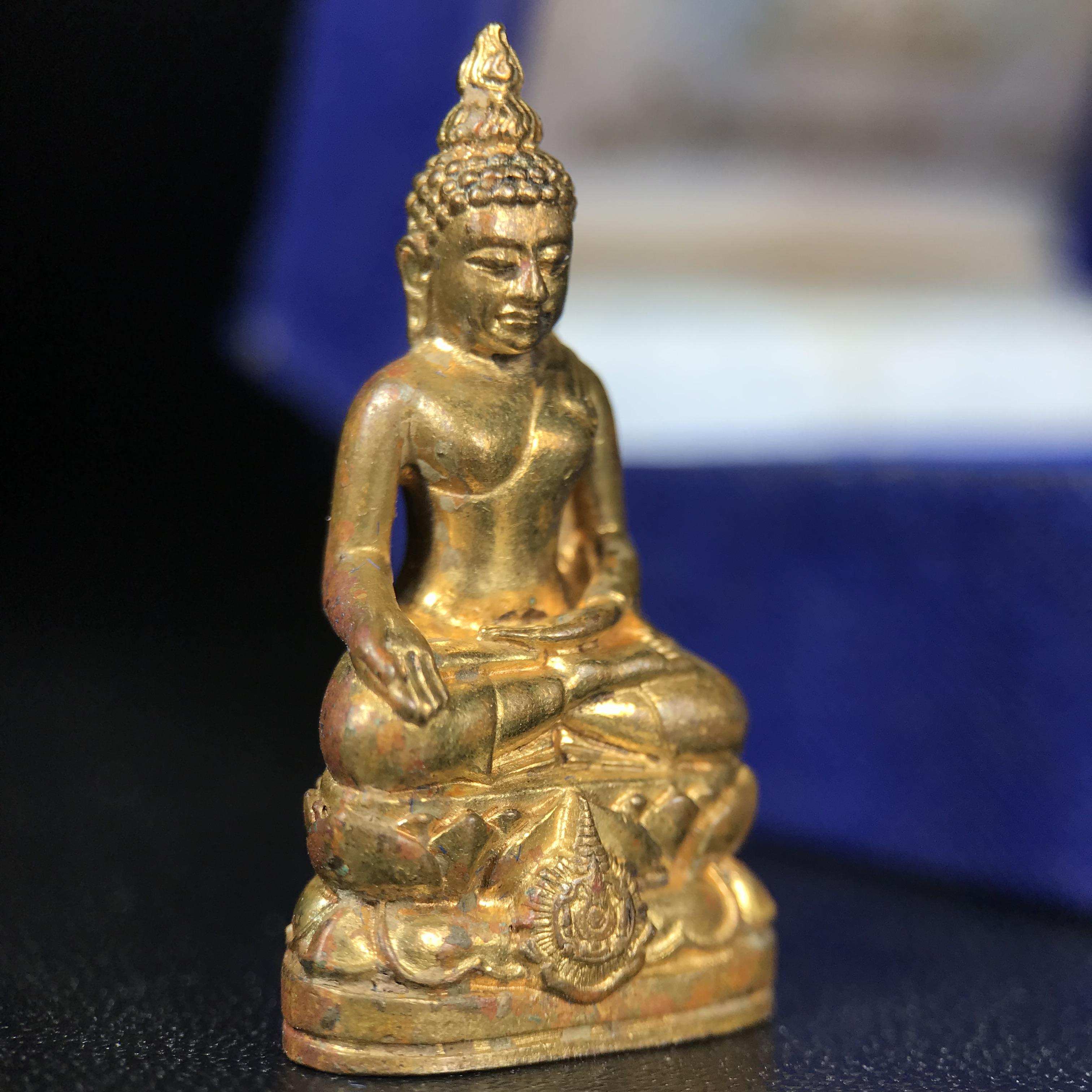 พระกริ่งไพรีพินาศ บรรจุเหล็กไหล ครั้งแรกและครั้งเดียวในประวัติศาสตร์ เฉลิมพระเกียรติ พระบาทสมเด็จพระเจ้าอยู่หัวรัชกาลที่9 พระชนมพรรษา 6 รอบ ปี2542 เนื้อสัมฤทธิ์(บรรจุเหล็กไหล)ดีนอก-ดีใน พิธีใหญ่ มวลสารเด่น (หายาก)***กล่องบรรจุเก่าชำรุดตามรูป***