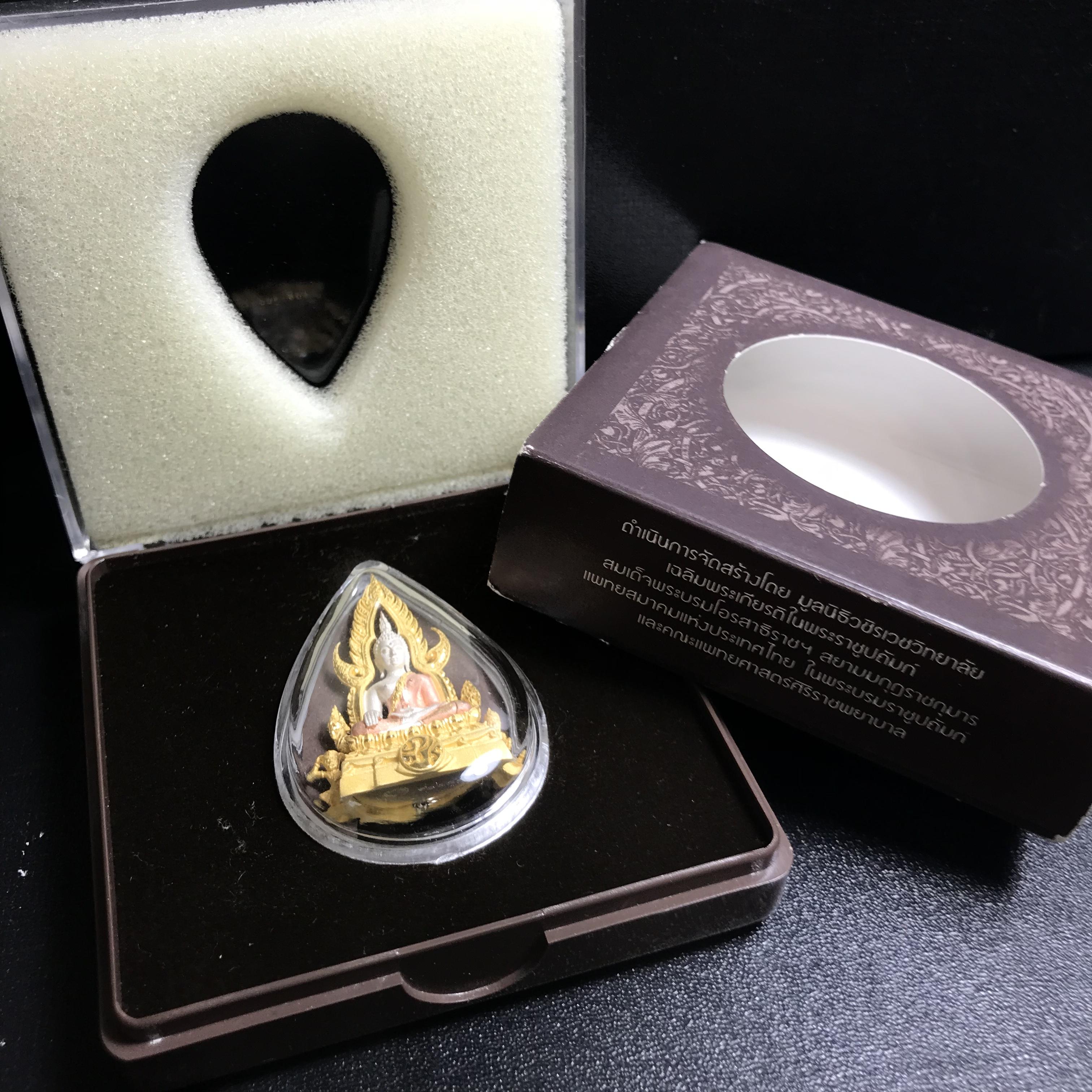 พระพุทธชินราช ภปร. โครงการ "เพราะแผ่นดินนี้ คือ แผ่นดินเกิด" ปี2548(รุ่นแรก) ลอยองค์ หน้าตัก 1/2 นิ้ว เนื้อเงินสามกษัตริย์