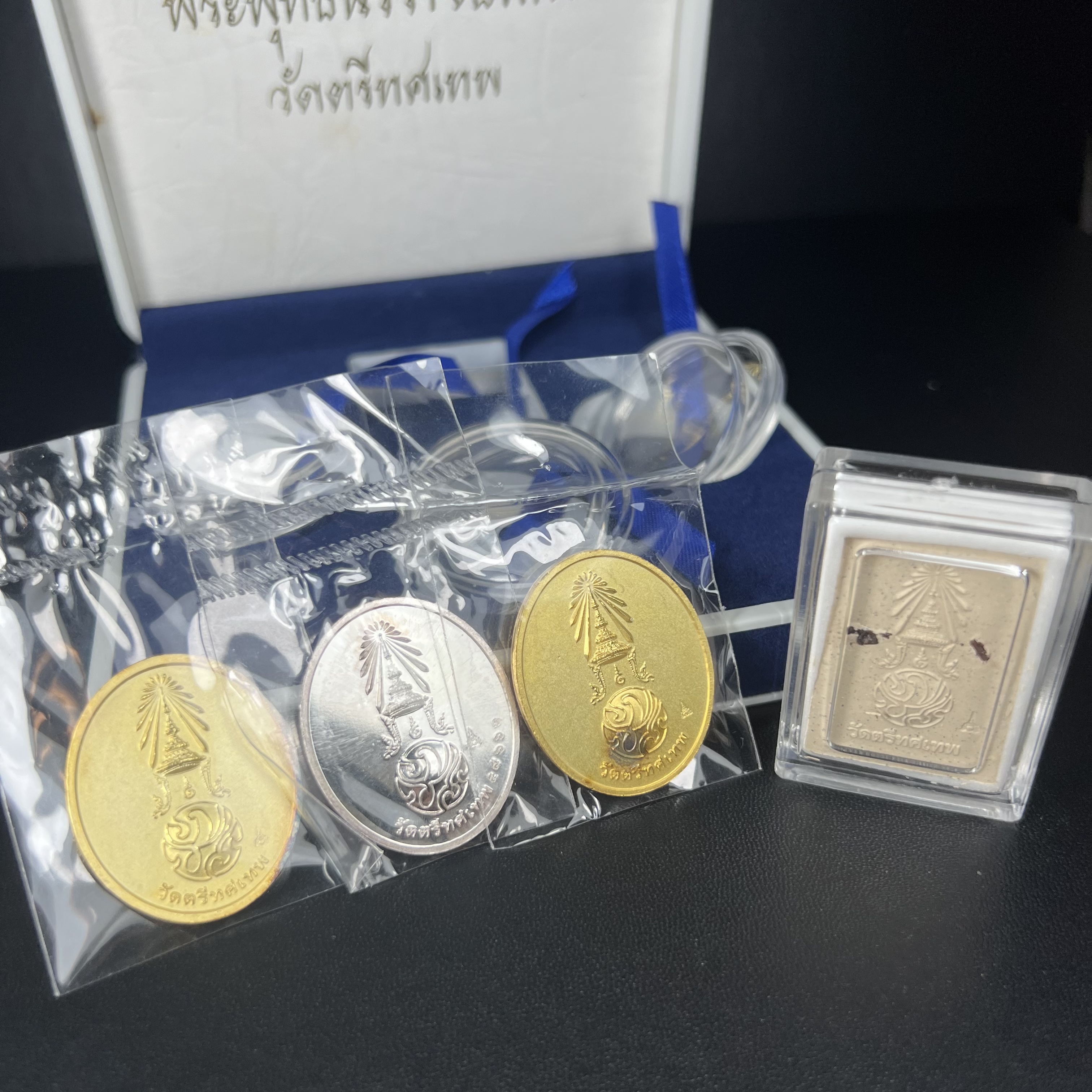 พระพุทธนวราชบพิตร ภปร. ที่ระลึก 7รอบ 84พรรษา รัชกาลที่ 9 วัดตรีทศเทพ จัดสร้าง พ.ศ. 2554 ชุดกรรมการ(หายากสร้าง 1ใน500ชุด)(รวม 4 รายการ)สภาพสวยซีนซองเดิมกล่องบรรจุเดิมครบสมบูรณ์