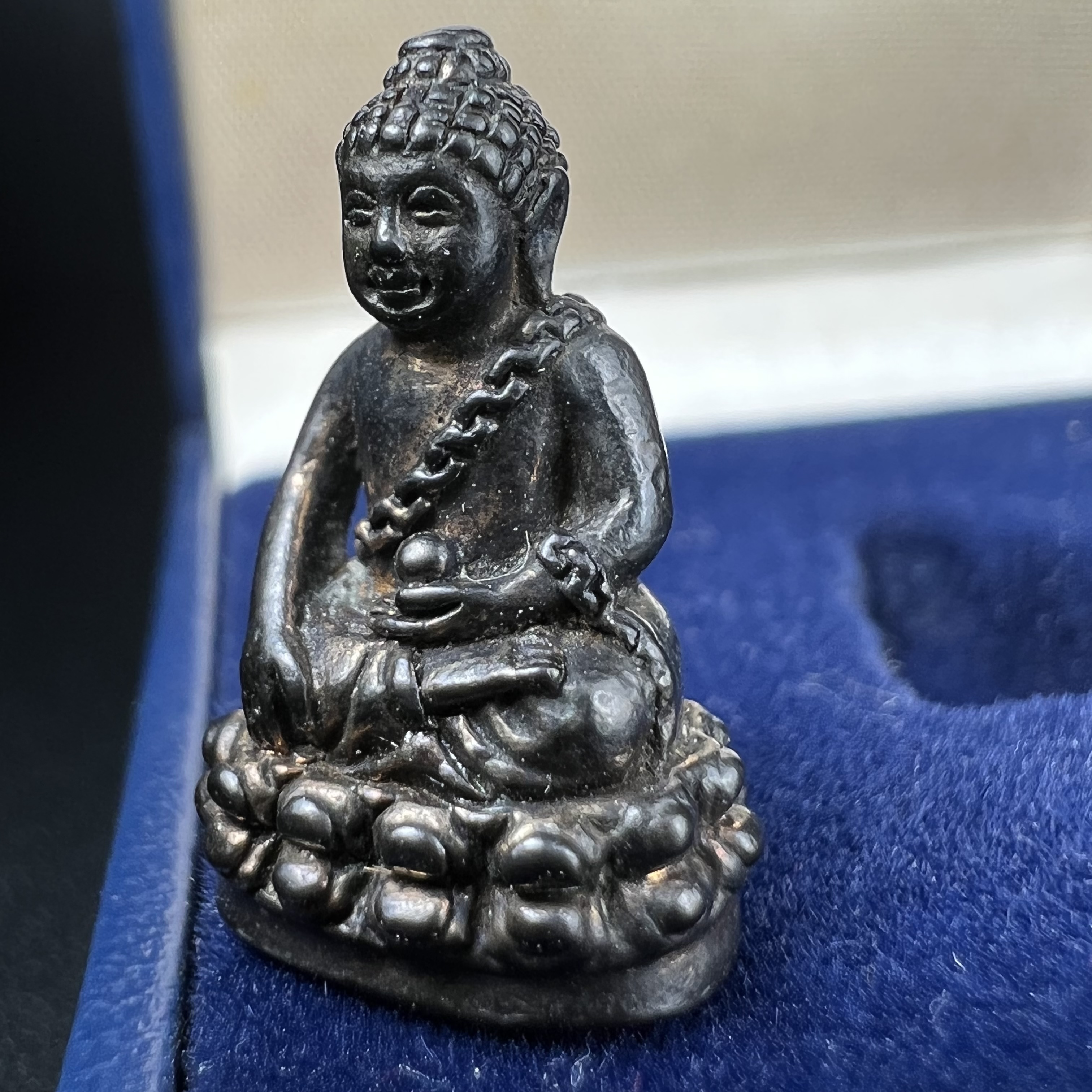 พระกริ่งพุทธอุดมสมบูรณ์(พระปุ้มปุ้ย)รุ่นแรก เนื้อนวโลหะเต็มสูตร วัดบวรนิเวศวิหาร ปี2535 แขวนบูชาไม่มีอดอยาก มีความอุดมสมบูรณ์สมตามลักษณะและมงคลนามตามชื่อ ตามปรารถนา(1ใน2000องค์)หายาก