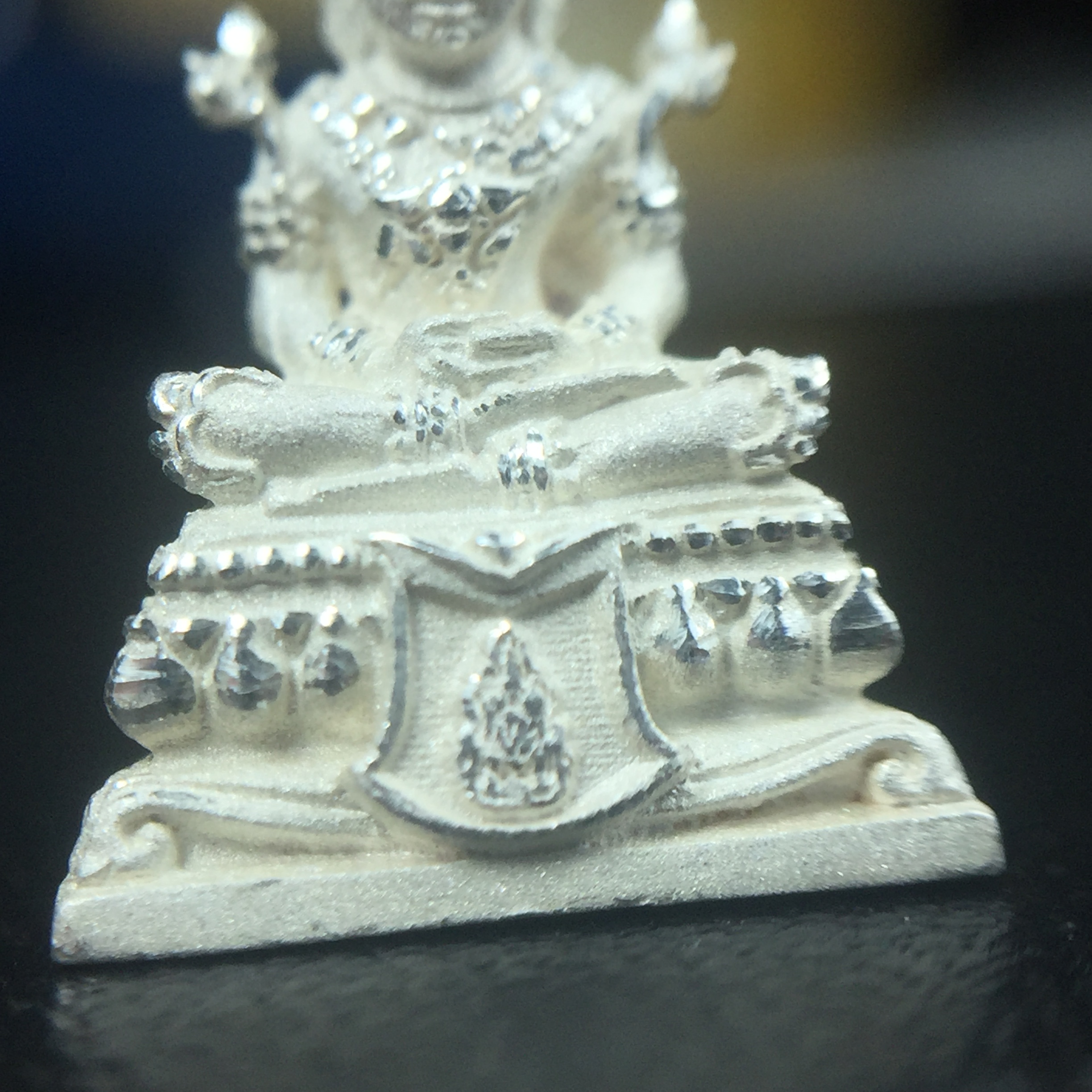 พระแก้วมรกต(จำลอง)ลอยองค์ ขนาดหน้าตัก 1/4 นิ้ว ทรงเครื่องฤดูร้อน เนื้อเงิน ตราสัญลักษณ์ฉลองสิริราชสมบัติครบ 60 ปี พ.ศ.2549