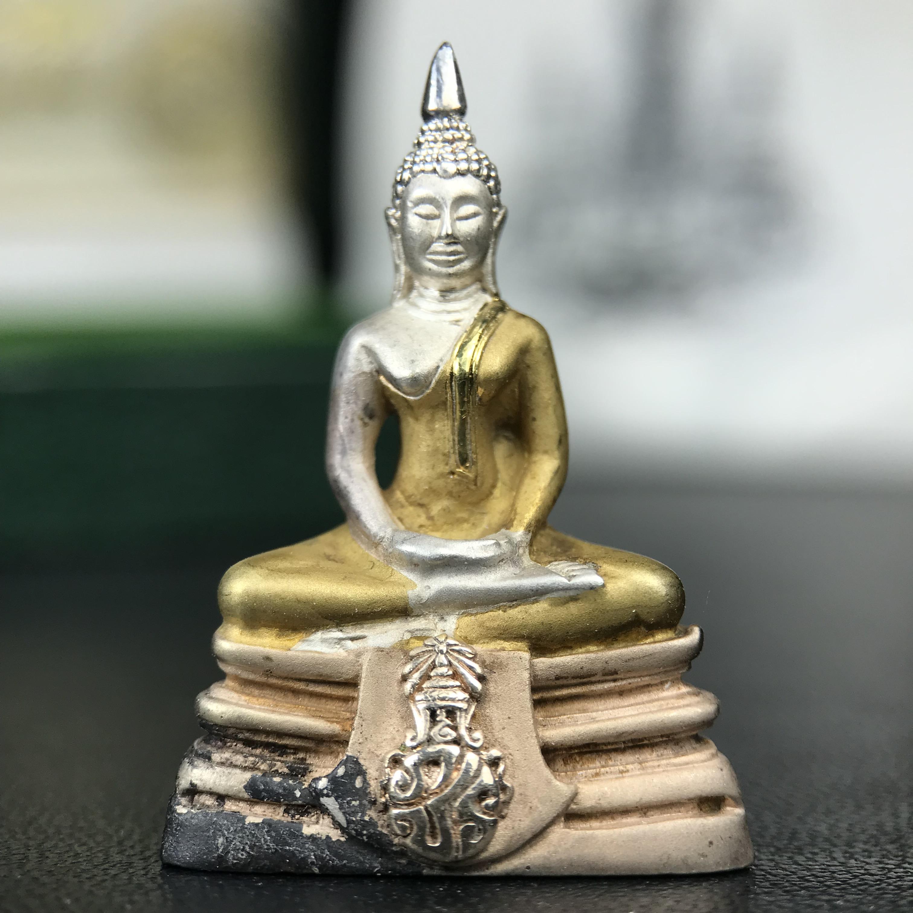 พระพุทธโสธร ภปร. รุ่นย้อนยุค สร้างพระอุโบสถ สมาคมชาวฉะเชิงเทรา จัดสร้าง ปี 2539 วโรกาสครองสิริราชสมบัติครบ 50 ปี เนื้อเงินชุบสามกษัตริย์ทรายนวลขัดเงาบางส่วน(สภาพผิวเดิม เก่าเก็บ) พร้อมกล่องบรรจุและใบรับรองเดิมครบ