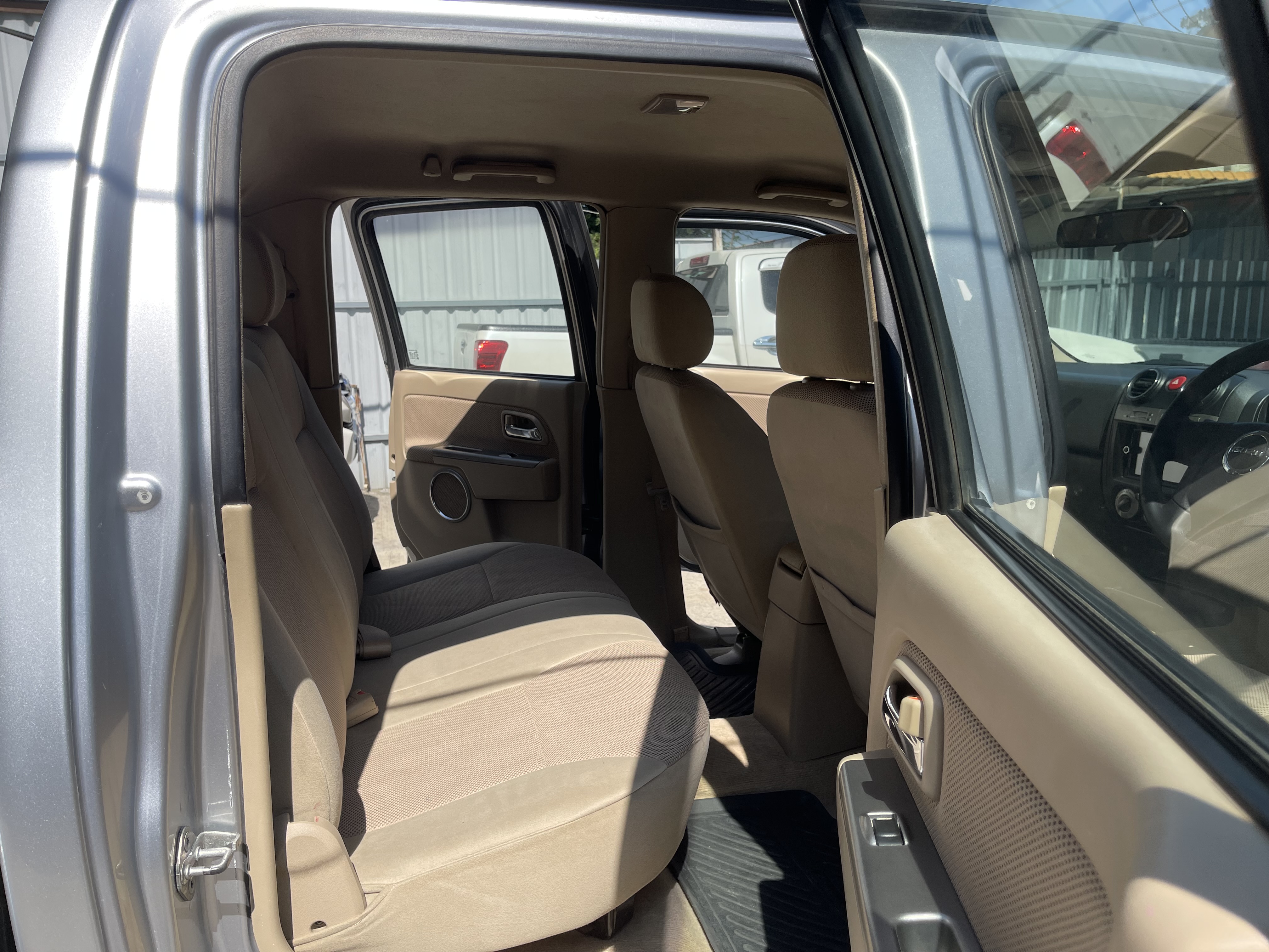 Isuzu Dmax 4ประตู Hilander 2.5 Abs Navi 2011 เงิน