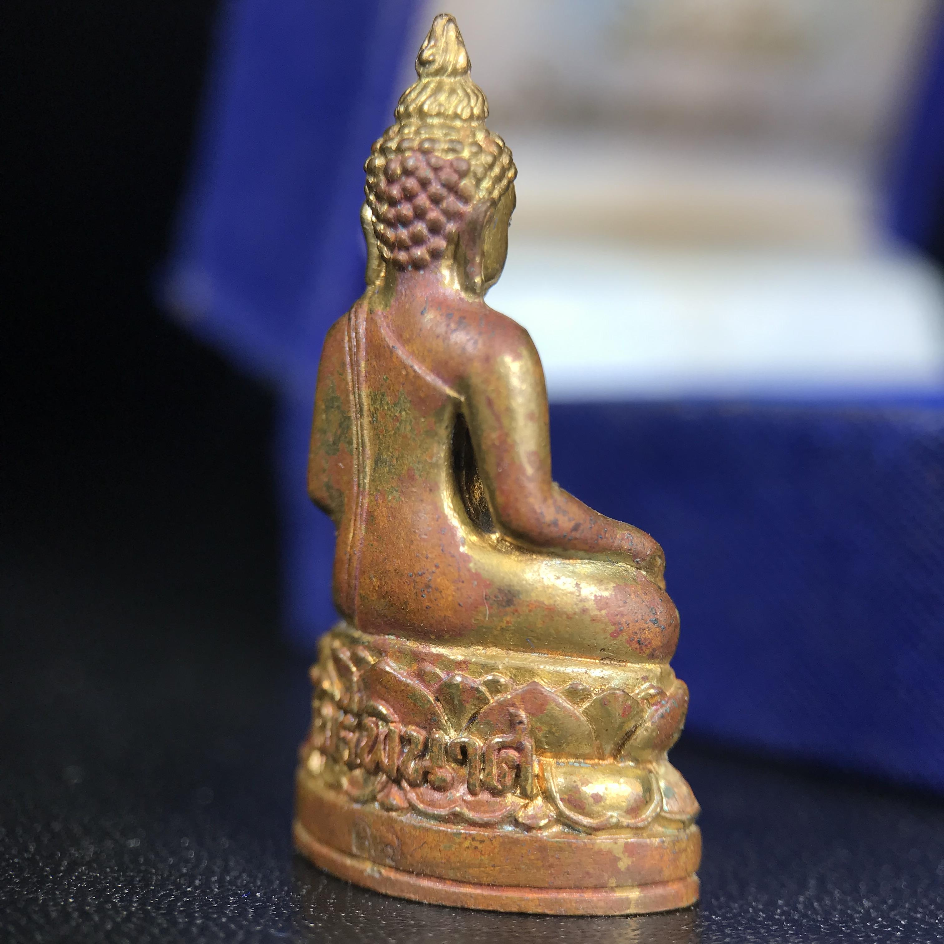 พระกริ่งไพรีพินาศ บรรจุเหล็กไหล ครั้งแรกและครั้งเดียวในประวัติศาสตร์ เฉลิมพระเกียรติ พระบาทสมเด็จพระเจ้าอยู่หัวรัชกาลที่9 พระชนมพรรษา 6 รอบ ปี2542 เนื้อสัมฤทธิ์(บรรจุเหล็กไหล)ดีนอก-ดีใน พิธีใหญ่ มวลสารเด่น (หายาก)***กล่องบรรจุเก่าชำรุดตามรูป***