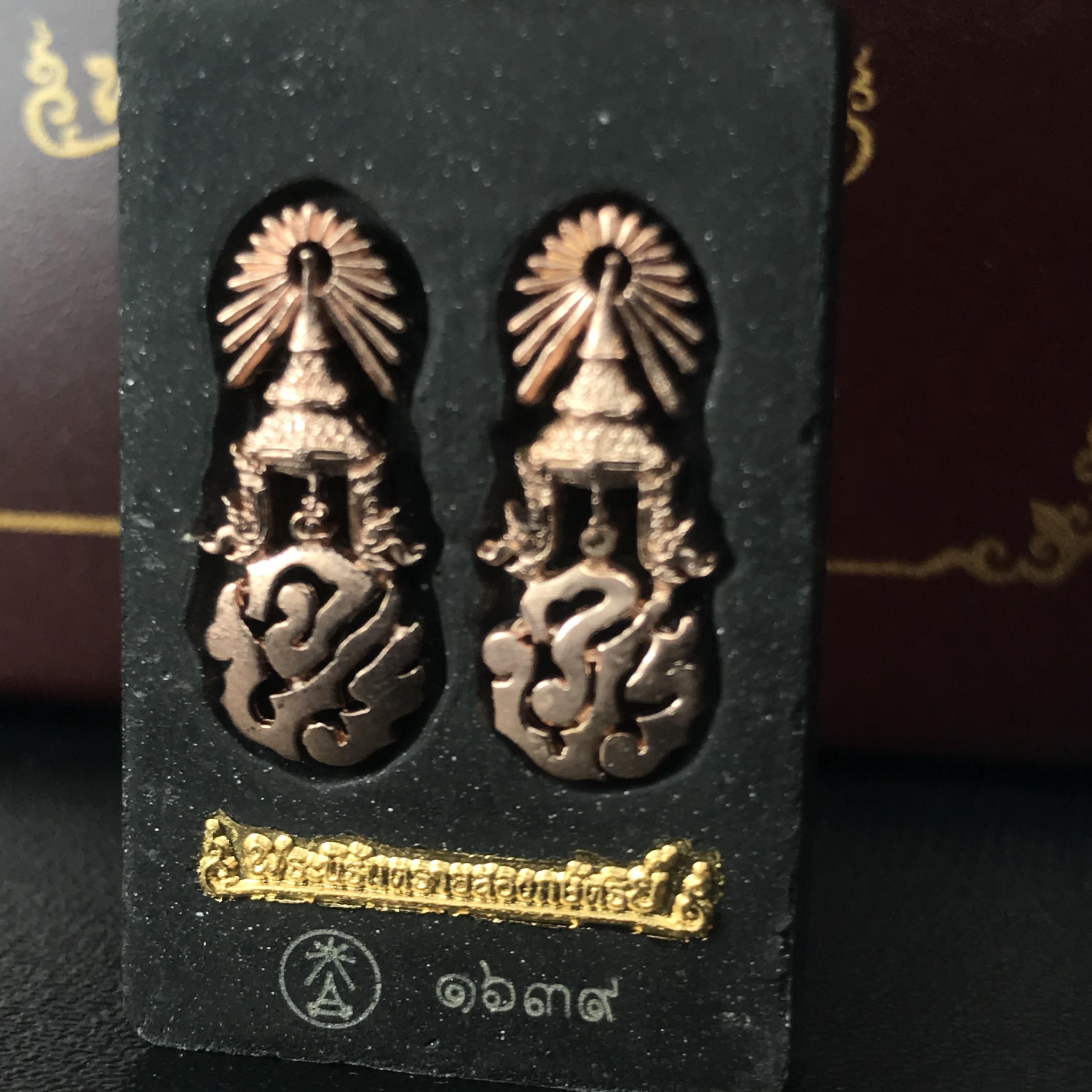 พระนิรันตรายสองกษัตริย์ มหาพุทธานุภาพแห่งแผ่นดิน ปี2552 "พระผู้ปกป้องคุ้มครองจากภัยอันตรายทั้งปวง" พระผงพิมพ์สมเด็จหน้าปัดทอง สีดำด้านหลังฝังนวโลหะชุบนาก เชิญอักษรพระปรมาภิไธยสองกษัตริย์(จปร.และ วปร.) พร้อมกล่องบรรจุเดิมครบชุด