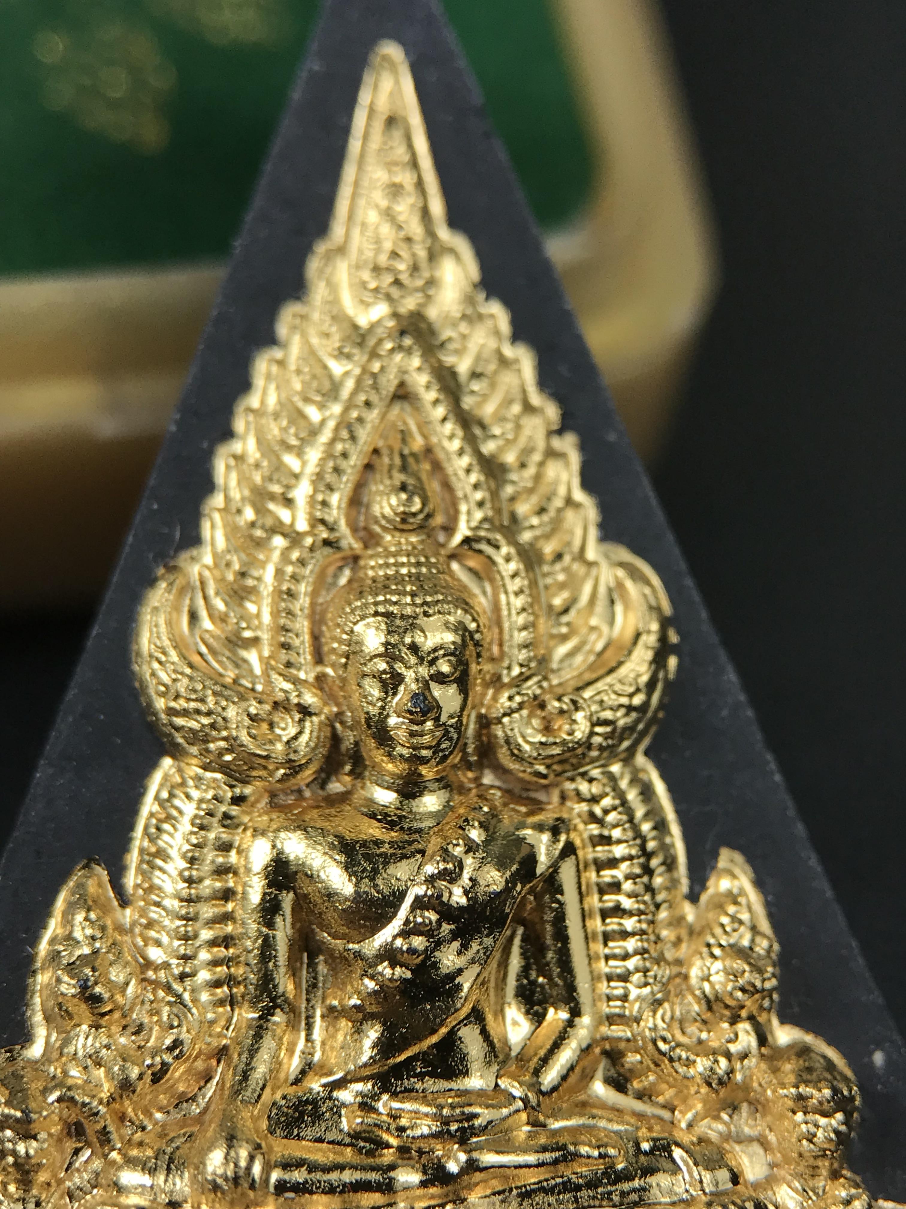 พระพุทธชินราช ภปร. 84พรรษา เนื้อผงปิดทองด้านหน้า หลัง ภ.ป.ร. เนื้อทองคำ(2.6 กรัม) (พระราชทานมวลสาร จิตรลดาและเส้นพระเจ้า(เส้นผม)ในหลวงรัชกาลที่9)พุทธศิลป์ทรงคุณค่าอีกหนึ่งรุ่นยอดนิยม(องค์หมายเลข ๑๑๐๙)1 ใน 3000 องค์ หายาก