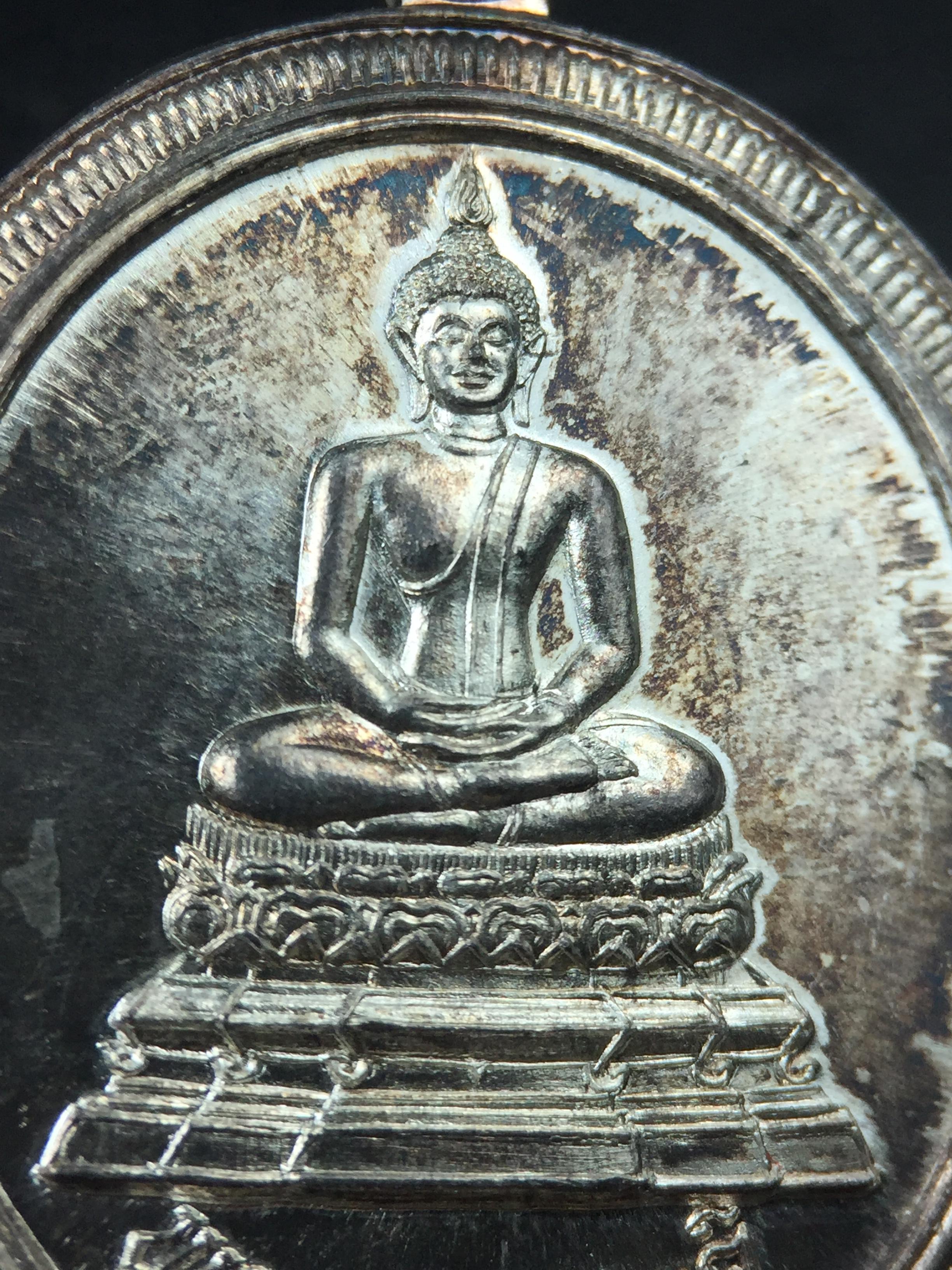 เหรียญพระพุทธสิหิงค์ ภปร. รุ่นมหาลัยธรรมศาสตร์ 60ปี พ.ศ.2537 พิมพ์ใหญ่+พิมพ์เล็ก เนื้อเงินผิวเดิมๆขึ้นสีรุ้งๆสวยมาก(ในหลวงรัชกาลที่9เสด็จในพิธี)(พิธีใหญ่ เกจิที่มีชื่อเสียงมาร่วมปลุกเสกจำนวนมาก ชนวนมาลสารเก่าเข้มขลัง )ของดีธรรมศาสตร์ที่ศิษย์เก่าไม่ควรพลาด