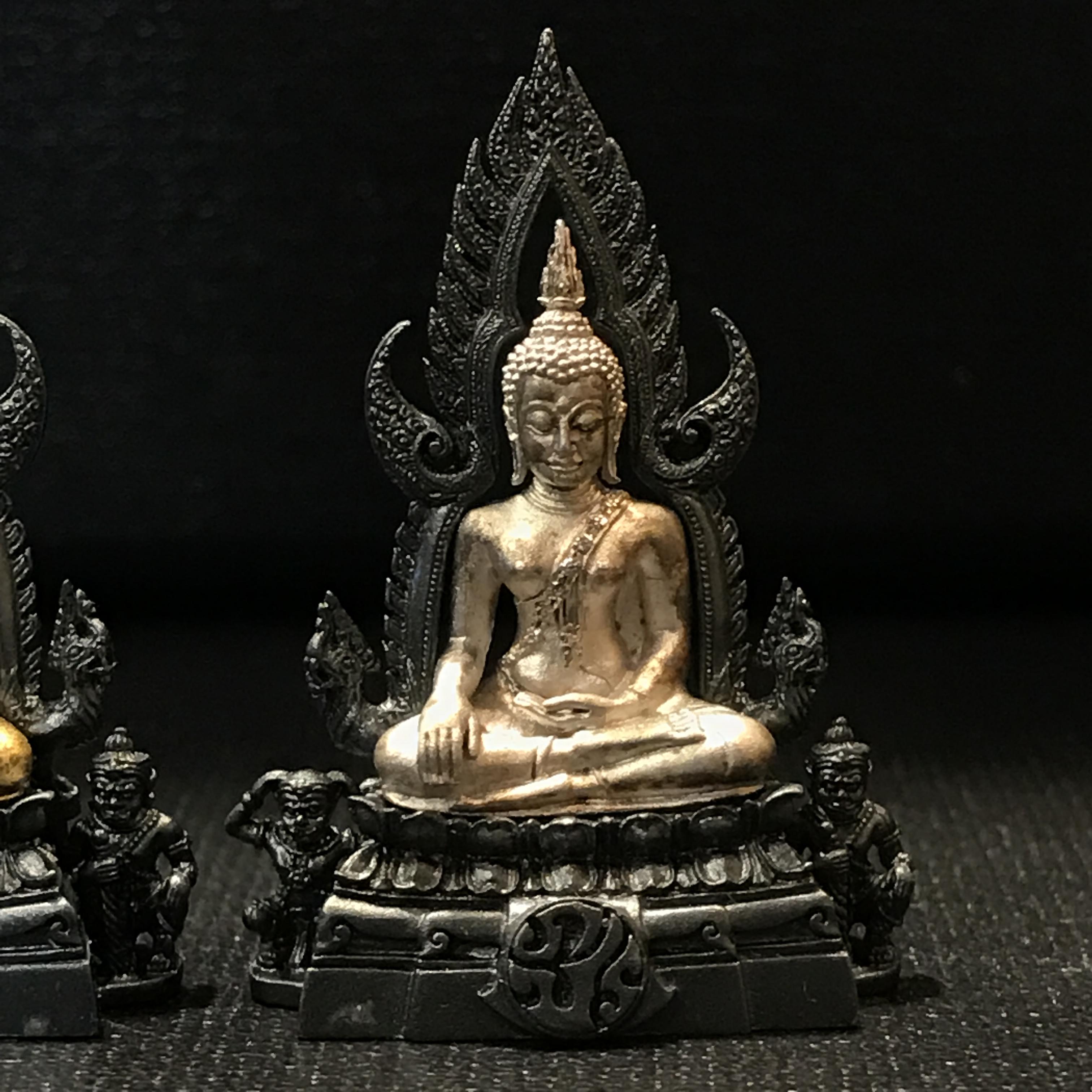 พระพุทธชินราช ภปร โครงการ เพราะแผ่นดินนี้คือแผ่นดินเกิด 2องค์ 1.องค์เนื้อเงินชุบทองคำซุ้มรมดำ 2.องค์เนื้อเงินชุบทองคำขาวซุ้มรมดำปี2551 ขนาดหน้าตัก1/2นิ้ว (สวยงามหายาก)(ไม่มีกล่องบรรจุเดิม)