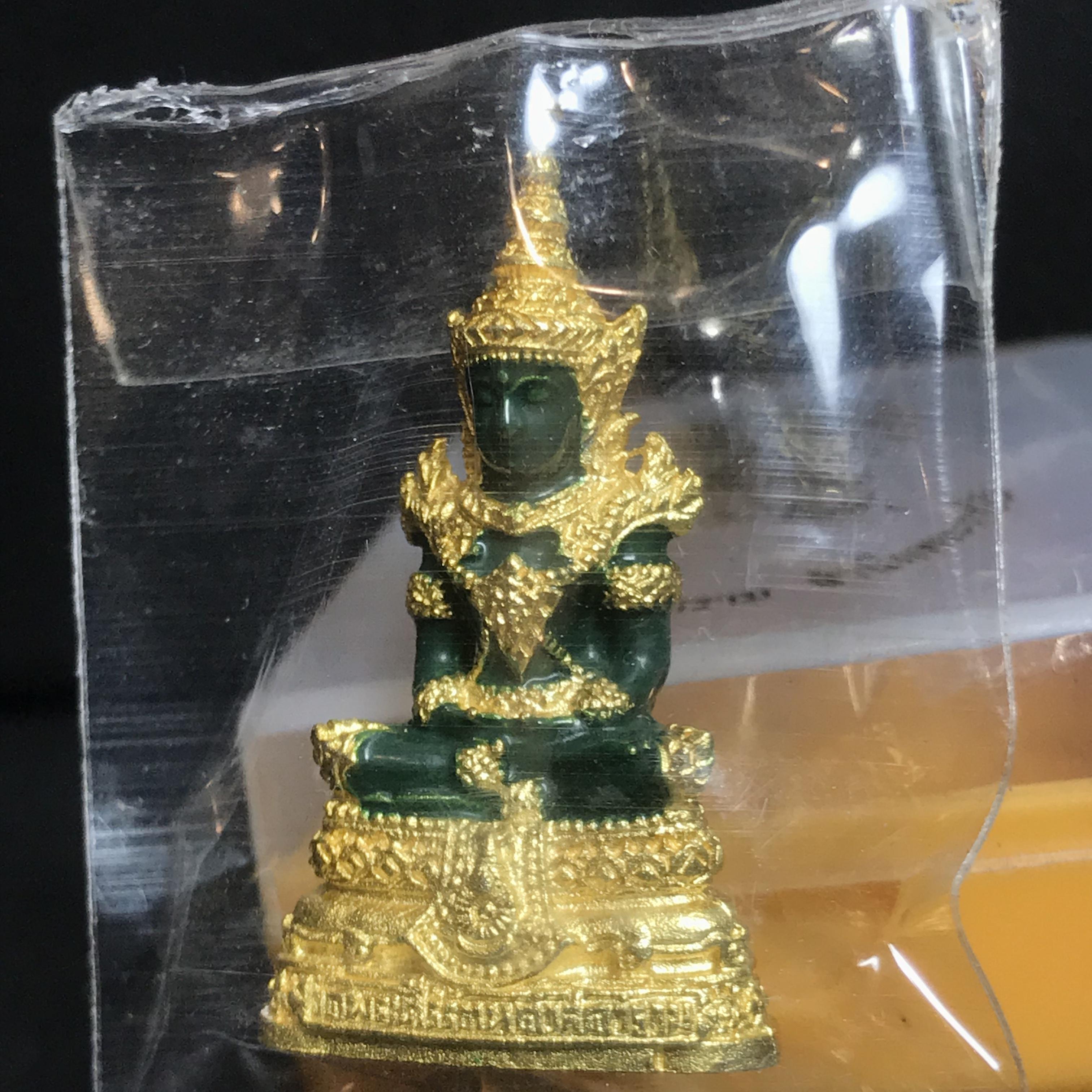 พระพุทธมหามณีรัตนปฏิมากร(พระแก้วมรกต) วัดพระศรีรัตนศาสดาราม สำนักพระราชวัง จัดสร้าง ฤดูร้อน(บรรจุมวลสารใต้ฐาน)