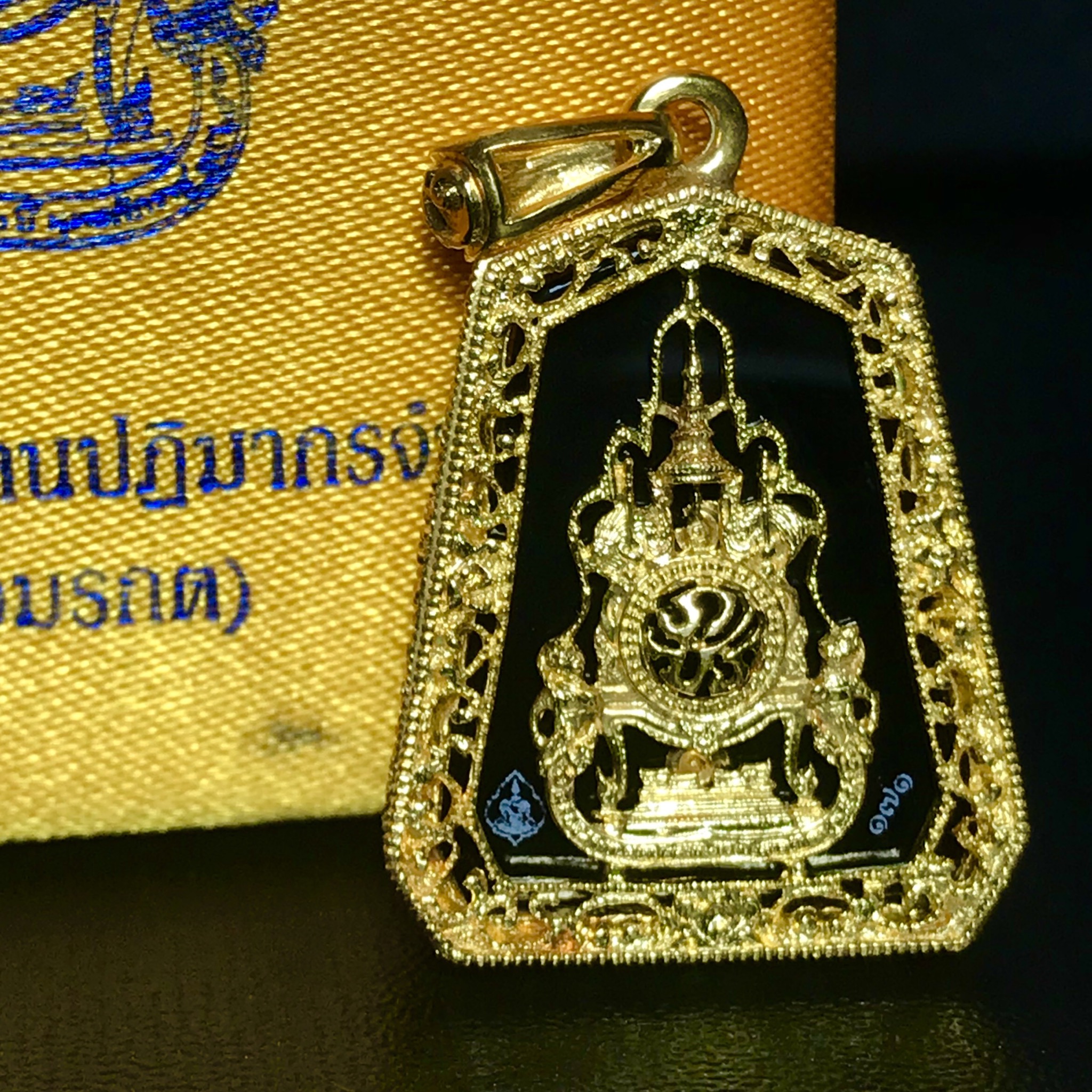 เหรียญพระแก้วมรกต(จำลอง)ทรงเครื่องฤดูร้อนแบบเจ็ดเหลี่ยม เนื้อทองคำ ด้านหลังตราสัญลักษณ์ฉลองสิริราชสมบัติครบ 60 ปี(1ใน1999องค์)(หายากมาก)