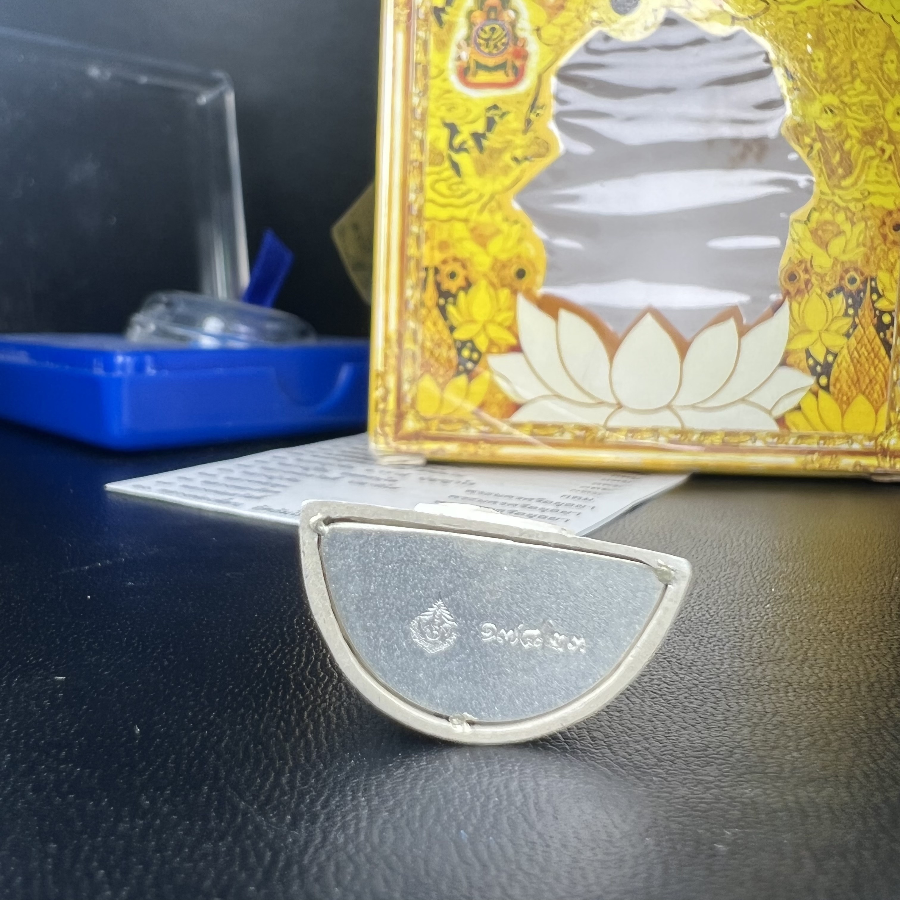 พระแก้วมรกต(จำลอง)ลอยองค์ ขนาดหน้าตัก 1/2 นิ้ว ทรงเครื่องฤดูร้อน เนื้อเงิน ตราสัญลักษณ์ฉลองสิริราชสมบัติ ครบ 60 ปี พ.ศ.2549(สภาพสวย ครบ สมบูรณ์))