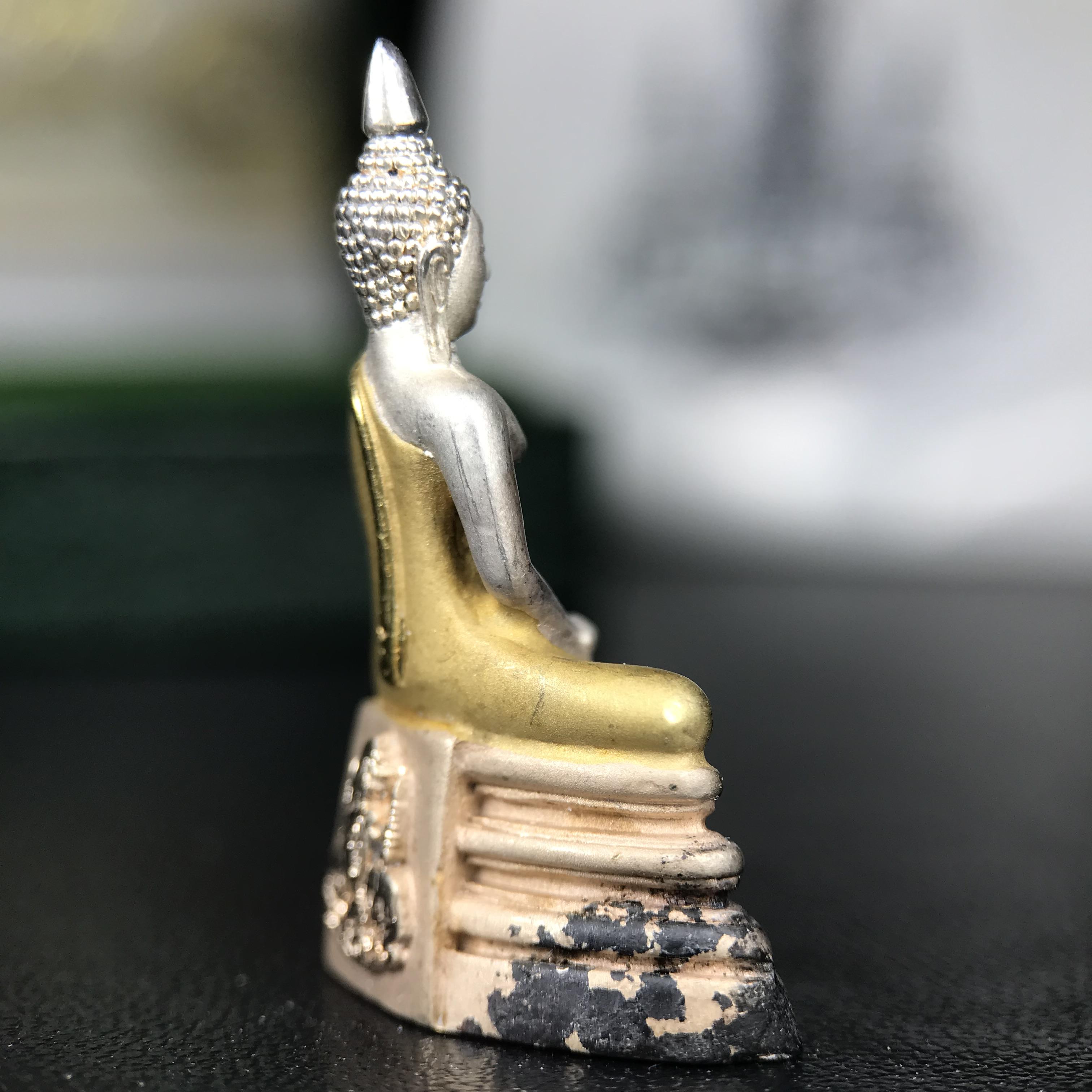 พระพุทธโสธร ภปร. รุ่นย้อนยุค สร้างพระอุโบสถ สมาคมชาวฉะเชิงเทรา จัดสร้าง ปี 2539 วโรกาสครองสิริราชสมบัติครบ 50 ปี เนื้อเงินชุบสามกษัตริย์ทรายนวลขัดเงาบางส่วน(สภาพผิวเดิม เก่าเก็บ) พร้อมกล่องบรรจุและใบรับรองเดิมครบ