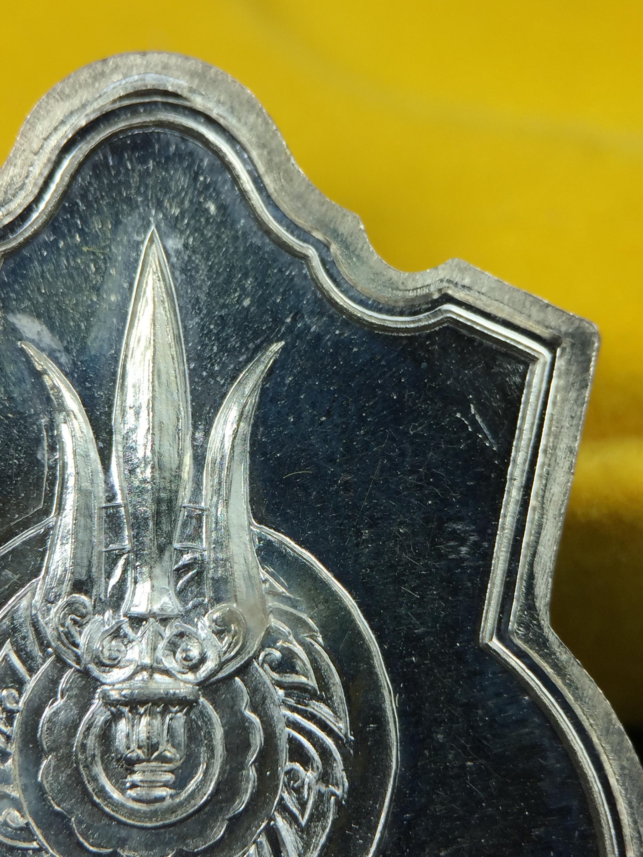 เหรียญพระบาทสมเด็จพระเจ้าอยู่หัว รัชกาลที่9ประทับนั่งบัลลังก์ กระทรวงมหาดไทยจัดสร้าง ปี2539 เนื้อเงินกล่องบรรจุเดิมสภาพสวย เนื้อเงินผิวกระจก สวยเดิม แบบนิยม หายาก