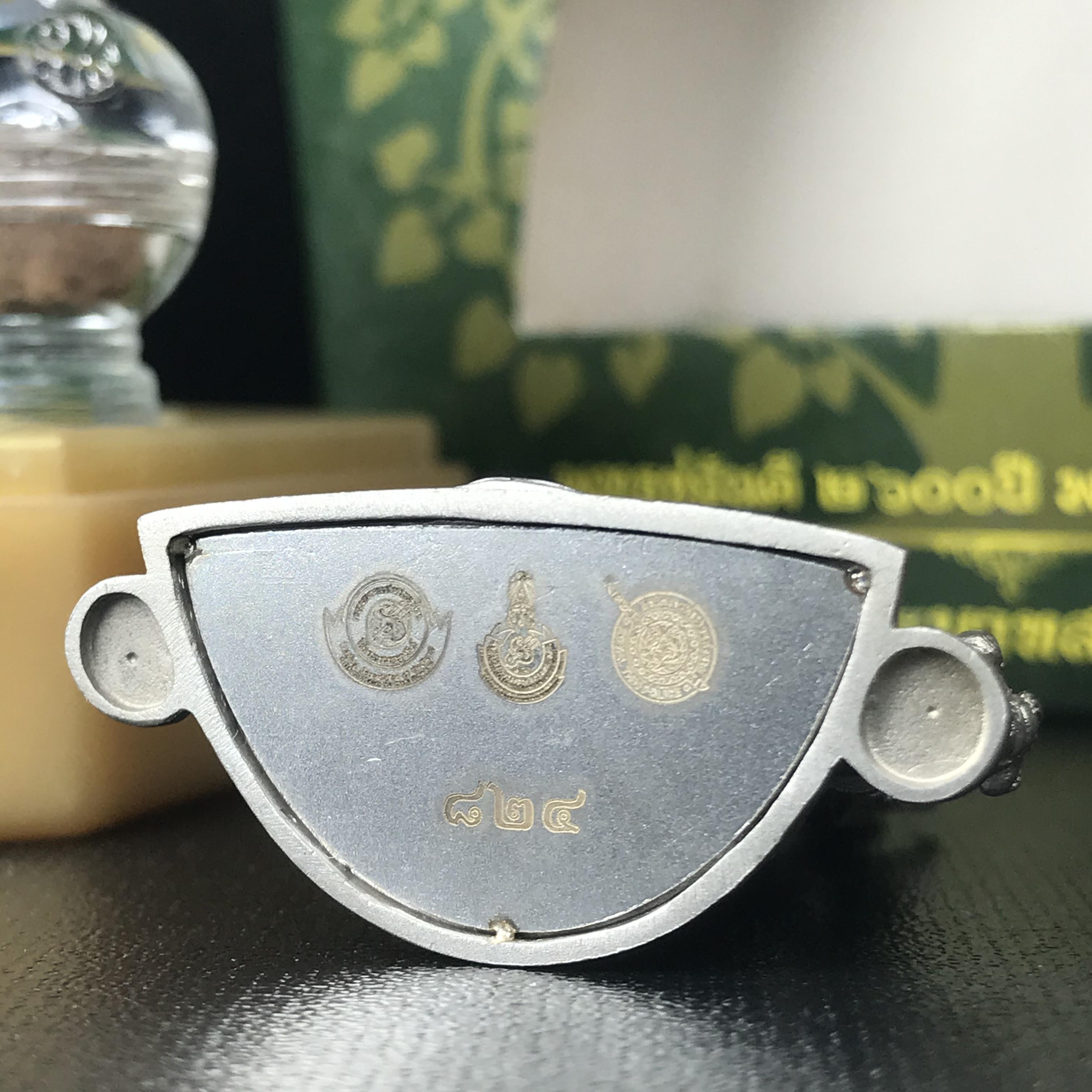 พระพุทธชินราช(จำลอง) ภปร 84 พรรษา เนื้อเงินชุบทองคำขาว พิมพ์ใหญ่ขนาดหน้าตัก 3/4 นิ้ว(1ใน3000องค์) )(พระราชทานมวลสาร จิตรลดาและเส้นพระเจ้า(เส้นผม))