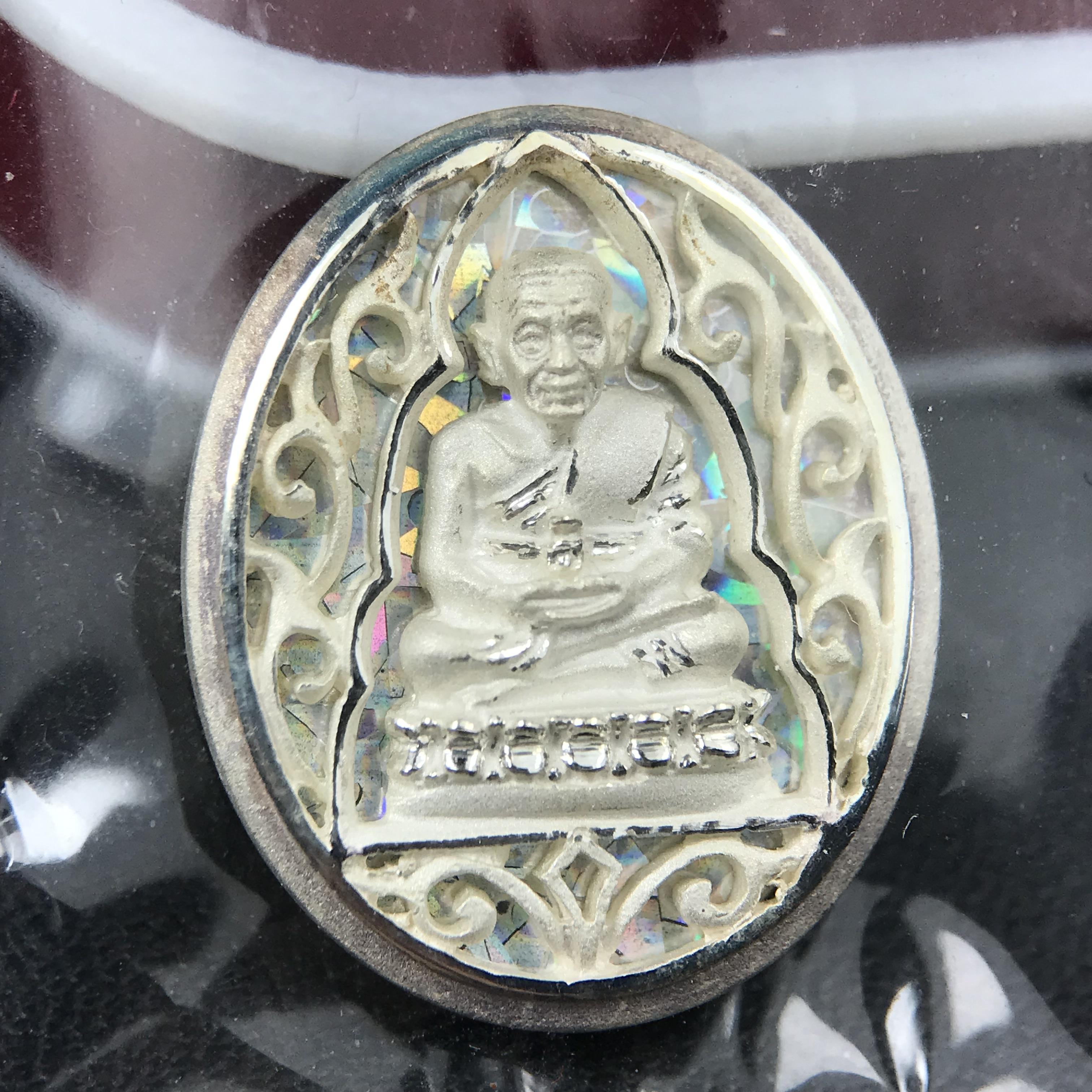 เหรียญหลวงพ่อทวด รุ่นมงคลบารมี วัดประสาทบุญญาวาส ปี 2545 เนื้อเงิน พิมพ์ทรงรูปไข่เล็ก(ขนาด 2.0*1.8 ซม.)ฉลุลายฉากพี้นหลังสีรุ้งสามมิติสวยงาม ตอกโค๊ตมีหมายเลข สภาพสวยซีนซองเดิมพร้อมกล่องบรรจุเดิมครบ***เดินทางปลอดภัยหลวงพ่อทวดคุ้มครอง****