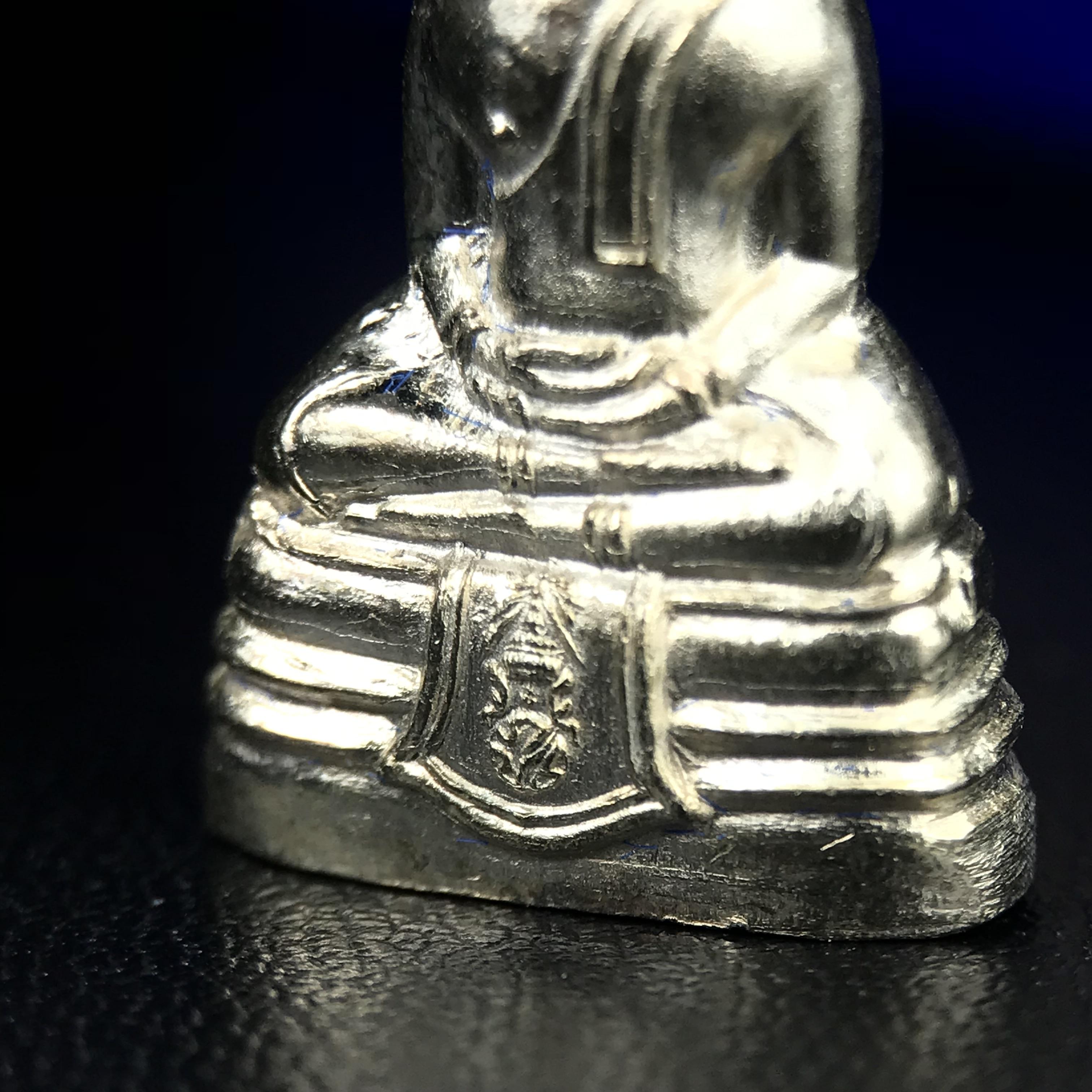 พระกริ่งหลวงพ่อโสธร ภปร. รุ่นกาญจนาภิเษก จัดสร้างในมงคลวโรกาสที่พระบาทสมเด็จพระเจ้าอยู่หัวรัชกาลที่9 เสด็จเถลิงถวัลย์สิริราชสมบัติ ครบ 50 ปี ในพุทธศักราช 2539 เนื้อเงิน(ผิวเดิมสวย)(พิธีใหญ่เข้มขลัง)1 ใน 9950 องค์