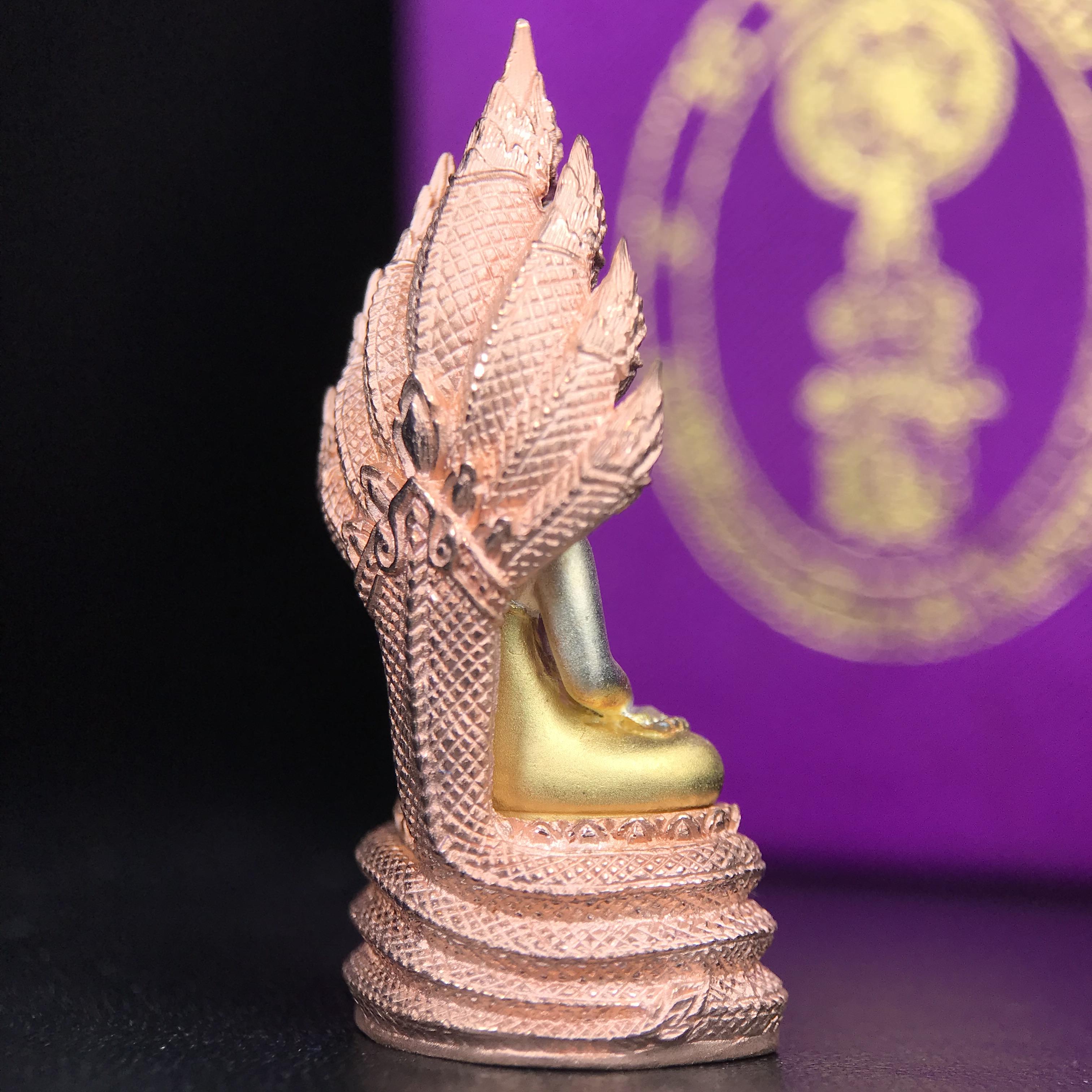 พระนาคปรก สธ. รุ่นสร้างพระอุโบสถเฉลิมพระเกียรติ 4 รอบ 84 พรรษา สมเด็จพระเทพรัตนราชสุดาฯ วัดบวรนิเวศวิหาร ปี 2543 พิมพ์ใหญ่ เนื้อเงินบริสุทธิ์ ชุบสามกษัตริย์แบบพ่นทรายขัดเงาบางส่วน(สภาพ สวย )พิธีใหญ่ พุทธศิลป์งดงาม หายาก (1 ใน 1999 องค์)