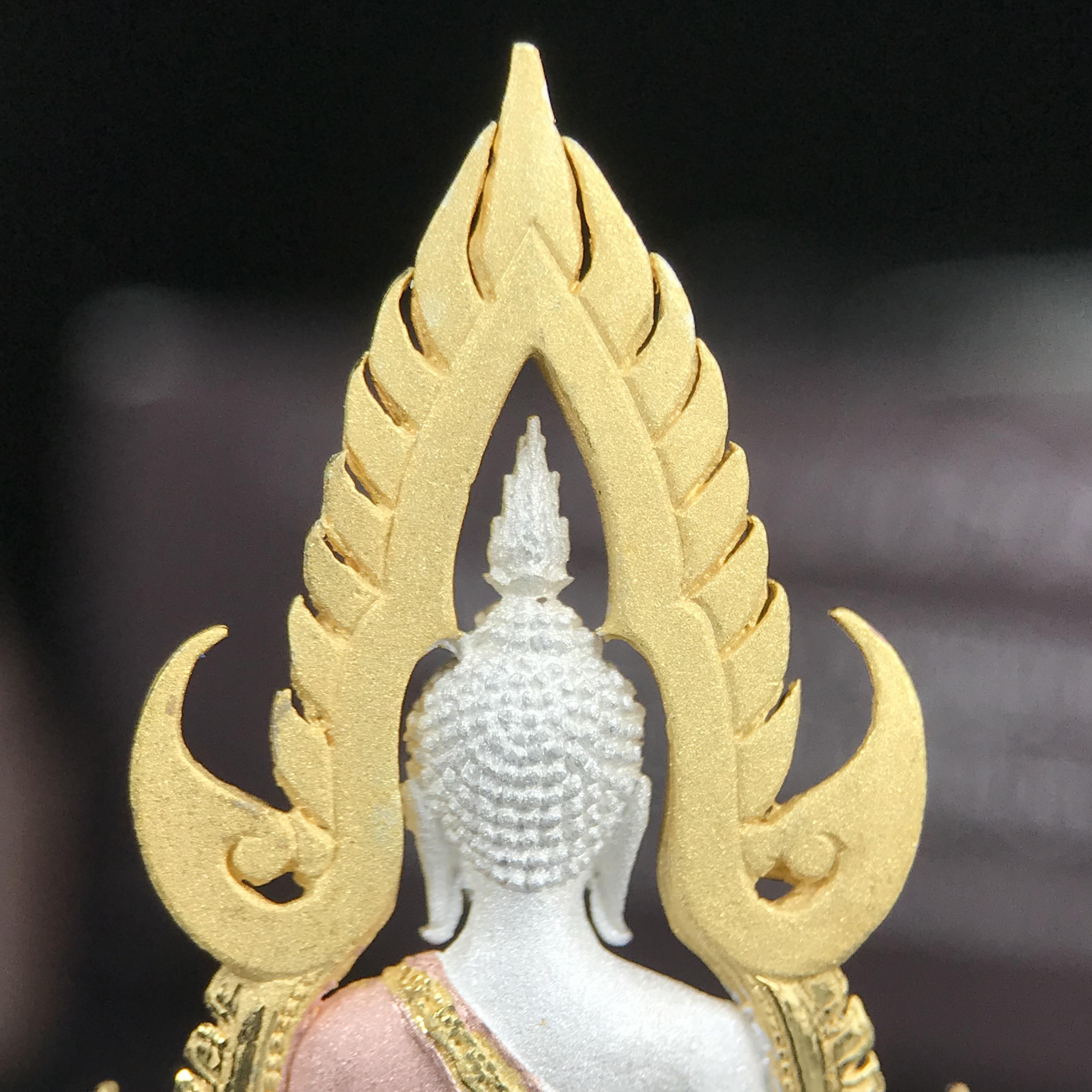 พระพุทธชินราช ภปร. โครงการ "เพราะแผ่นดินนี้ คือ แผ่นดินเกิด" ปี 2548(รุ่นแรก) ลอยองค์เนื้อเงินสามกษัตริย์ หน้าตัก 1/2 นิ้ว (ขนาด 3.5 x 2.5 ซม.) พุทธศิลป์งดงามทรงคุณค่า รุ่นยอดนิยม