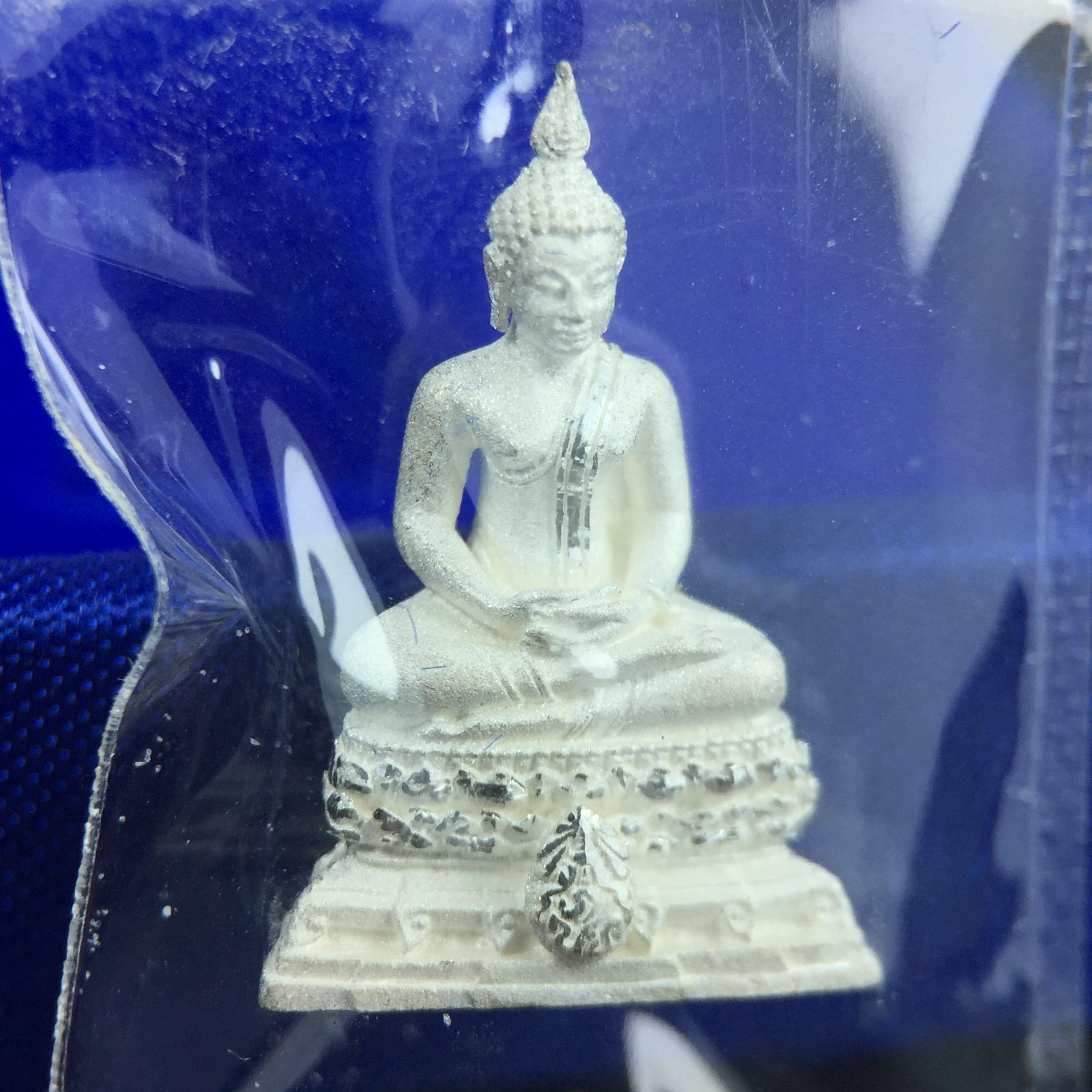 พระชัยวัฒน์พุทธสิหิงค์ ภปร. รุ่นสร้างหอพระธรรมศาสตร์ ปี2542 เนื้อเงิน(ผิวเดิม ซีนซองเดิม กล่องครบสวยสมบูรณ์) มหาพิธี 3วาระอันยิ่งใหญ่(ตอกโค๊ตและหมายเลข)1ใน 10000 องค์