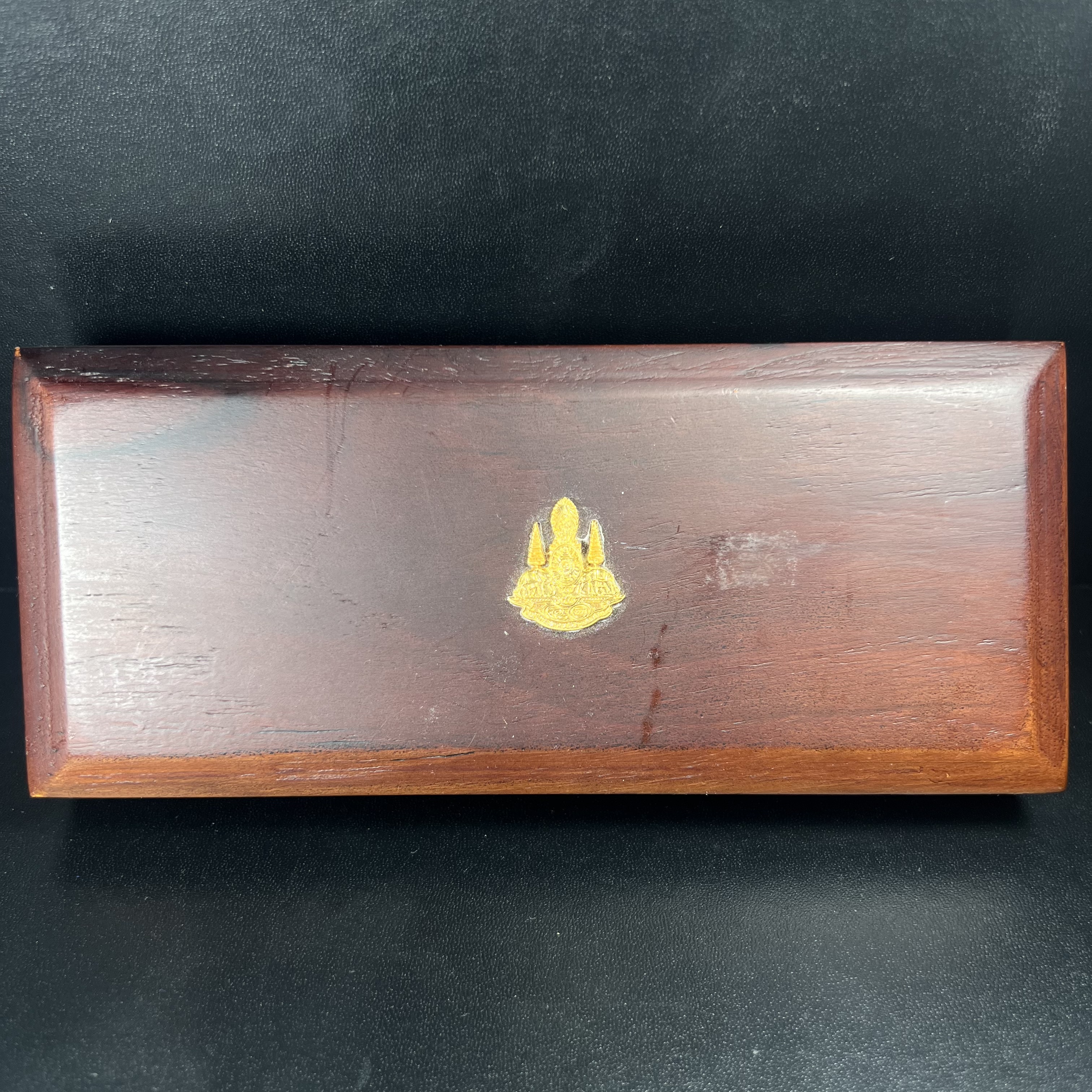 รูปหล่อลอยองค์ พระศรีอริยะเมตตรัยโพธิสัตว์(พระสังกัจจายน์)ชุดทองคำ(เนื้อทองคำ(15.44 กรัม)+เนื้อเงินสามกษัตริย์+เนื้อเงิน) โครงการสร้าง พระศรีอริยะเมตตรัยมหาโพธิสัตว์ น้อมถวายพระบาทสมเด็จพระเจ้าอยู่หัว ทรงครองศิริราชสมบัติครบ 50 ปี วัดโพธิ์แมนคุณาราม