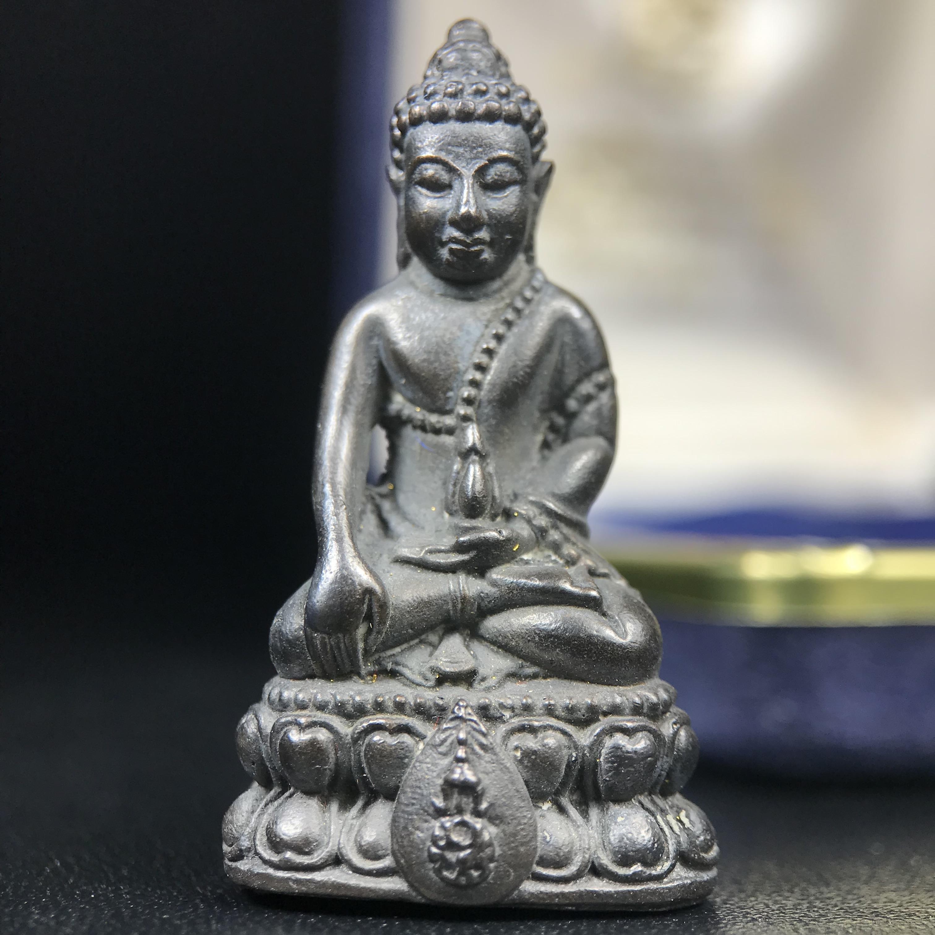 พระกริ่งนวปทุม ภปร. วัดปทุมวนาราม ปี 2535 เนื้อนวโลหะ(เข้มขลัง สวย งดงาม) ขนาดสูง 3.7 ซม. พร้อมกล่องพิเศษบรรจุเดิมครบสมบูรณ์ (ในหลวงรัชกาลที่9เสด็จเททอง)(1ใน3000องค์)นิยมหายาก