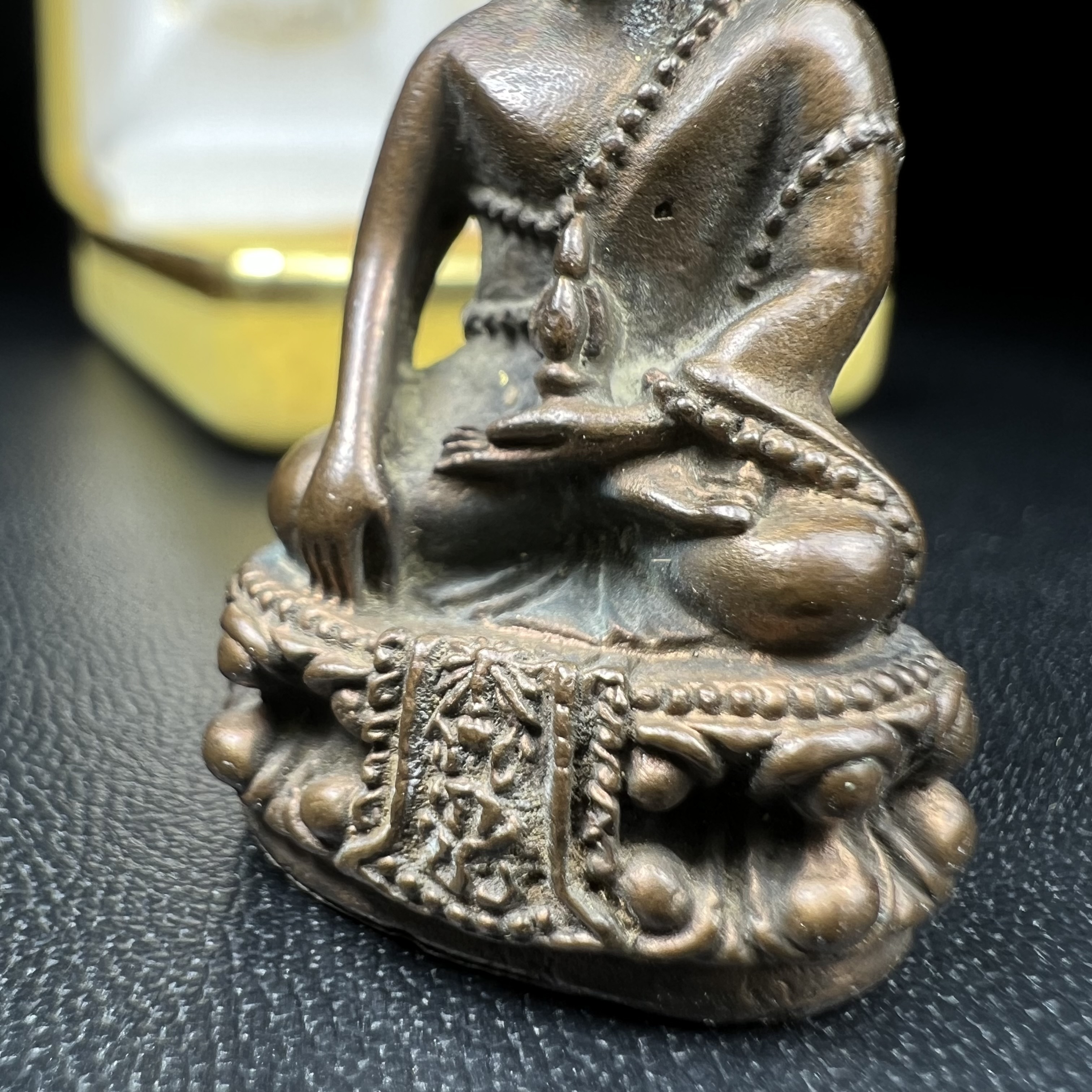 วัตถุมงคลคุ้มเกล้าฯ มหามงคลเฉลิมพระชนมพรรษา 6 รอบ รัชกาลที่ 9 ชุดพิเศษกรรมการ(หายาก) (ในหลวงรัชกาลที่9 ทรงจุดไฟพระฤกษ์และเททอง พิธีใหญ่)ยอดนิยมหายาก